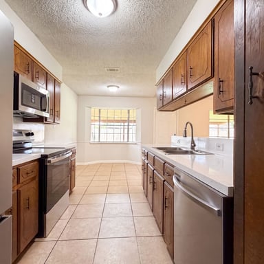 Property photo 2 of 8 Sunnybrook St