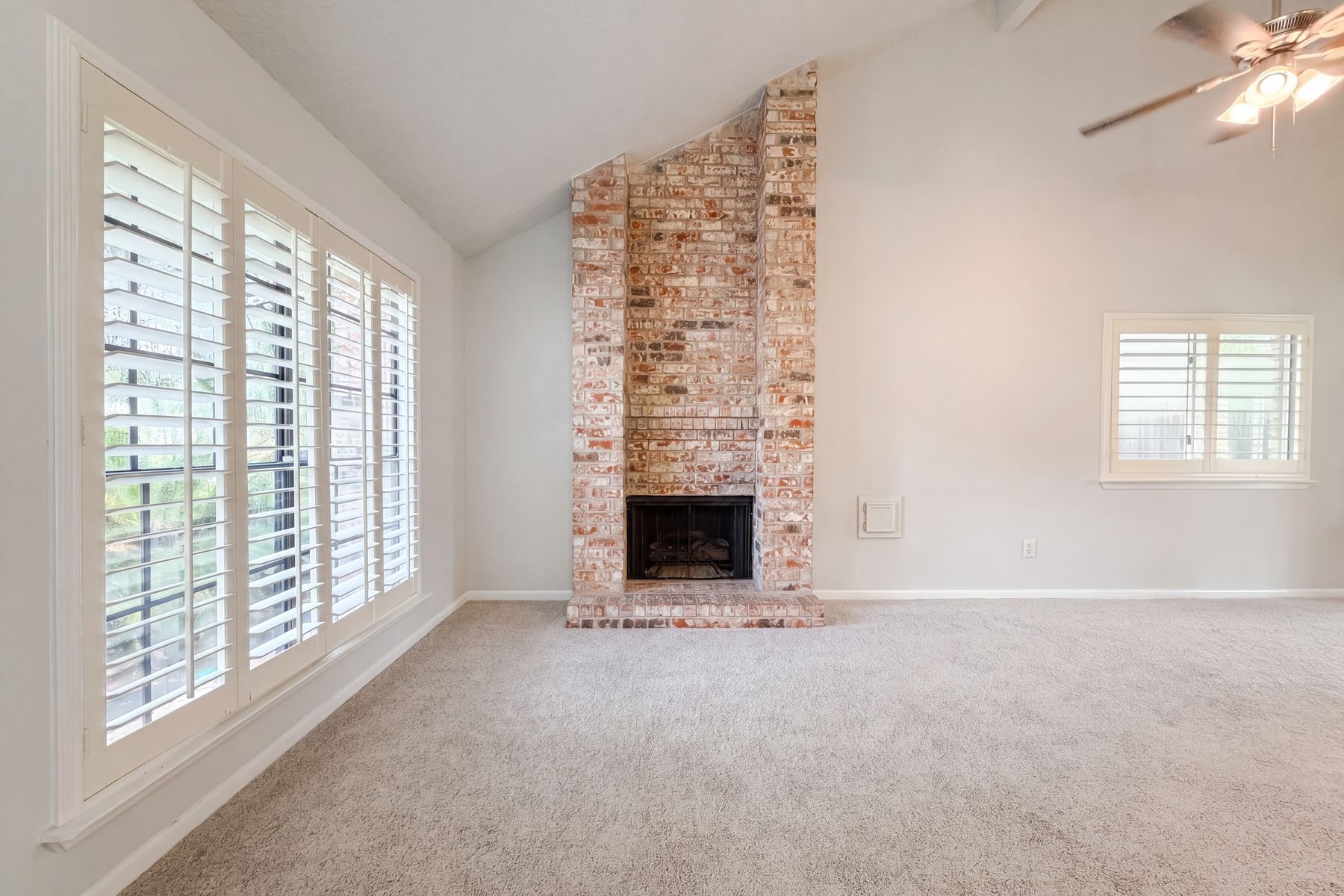 Property photo 3 of 807 Mountain Meadows Dr