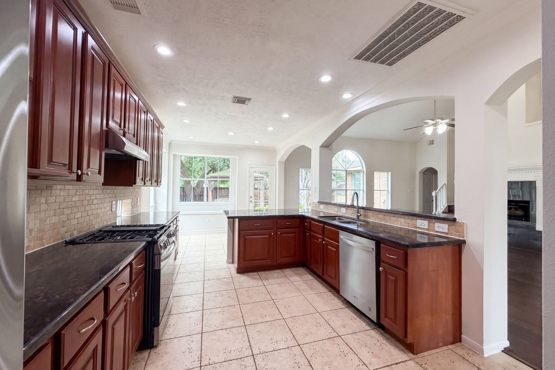 Photo 2 of 33 of 3106 Forrester Dr, Pearland, TX