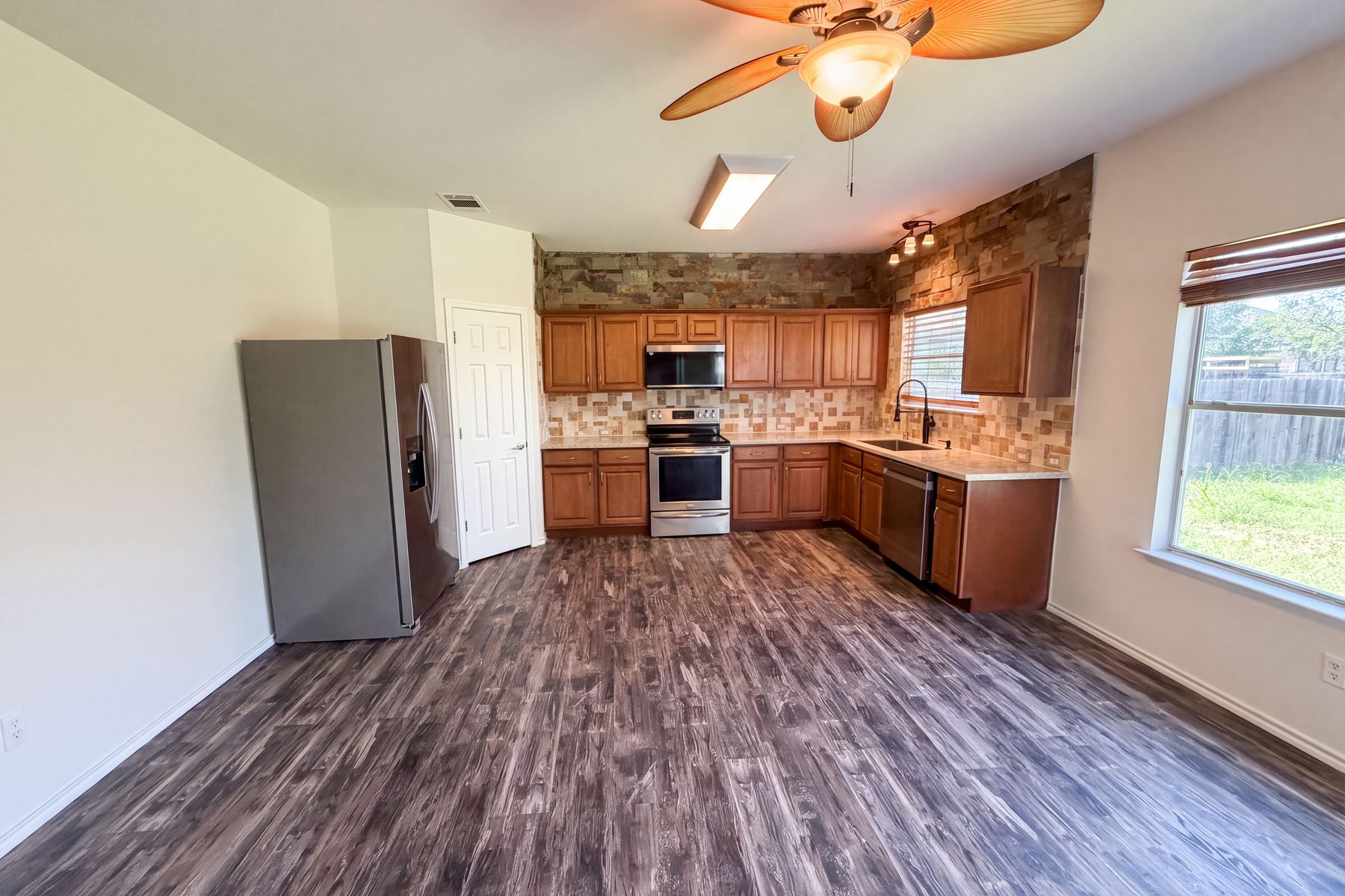 Photo 2 of 20 of 206 Almquist St, Hutto, TX