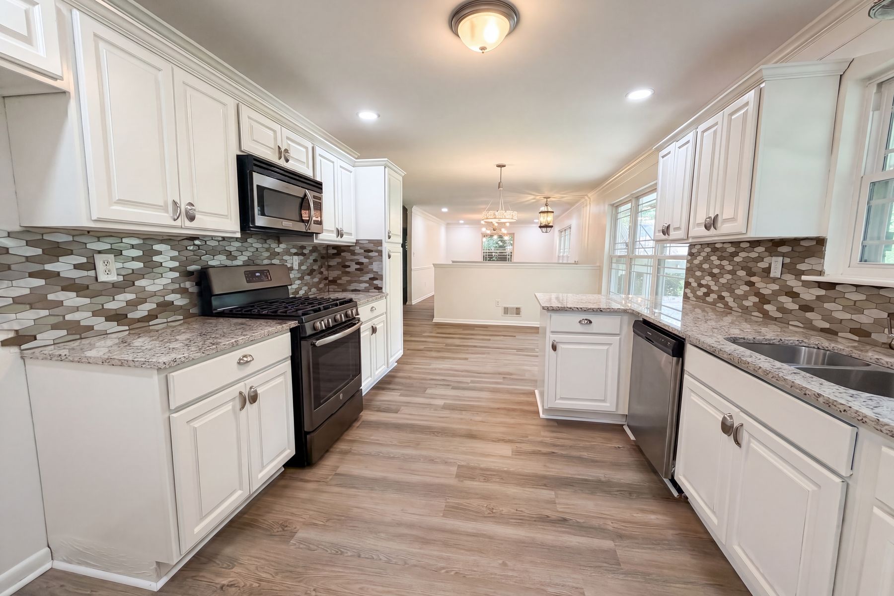 Photo 2 of 23 of 1909 Wisterwood Dr, Hoover, AL
