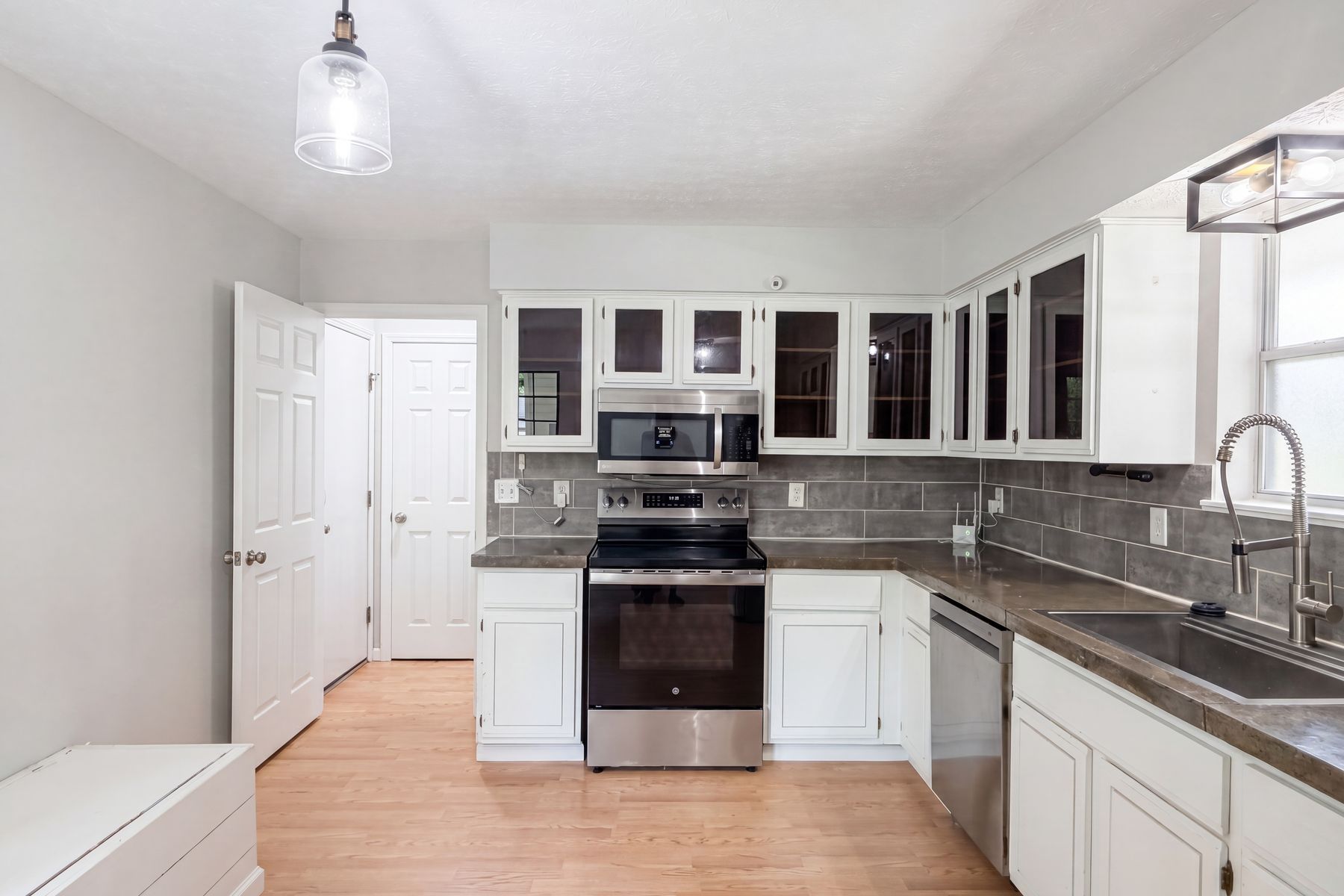 Photo 2 of 28 of 195 Brackbill Ct, Pickerington, OH