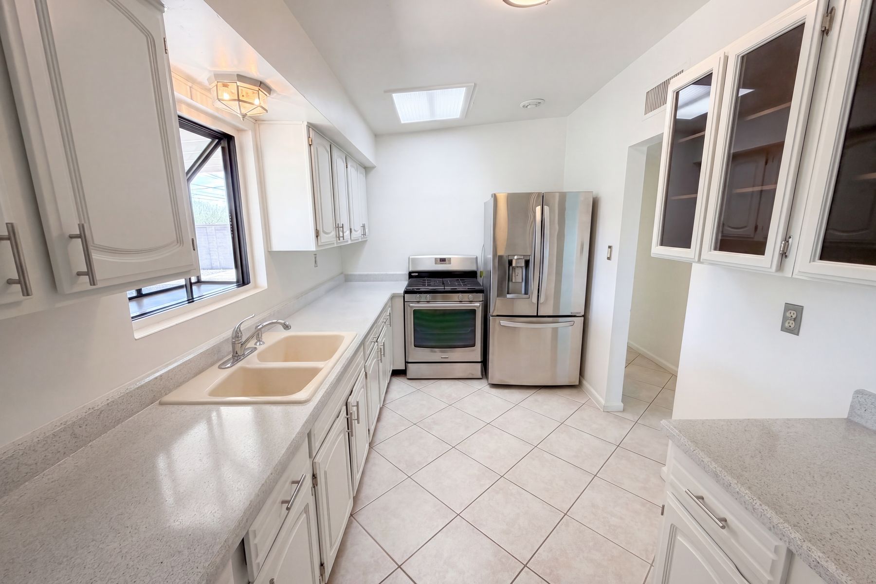 Photo 2 of 25 of 650 S Kenyon Dr, Tucson, AZ
