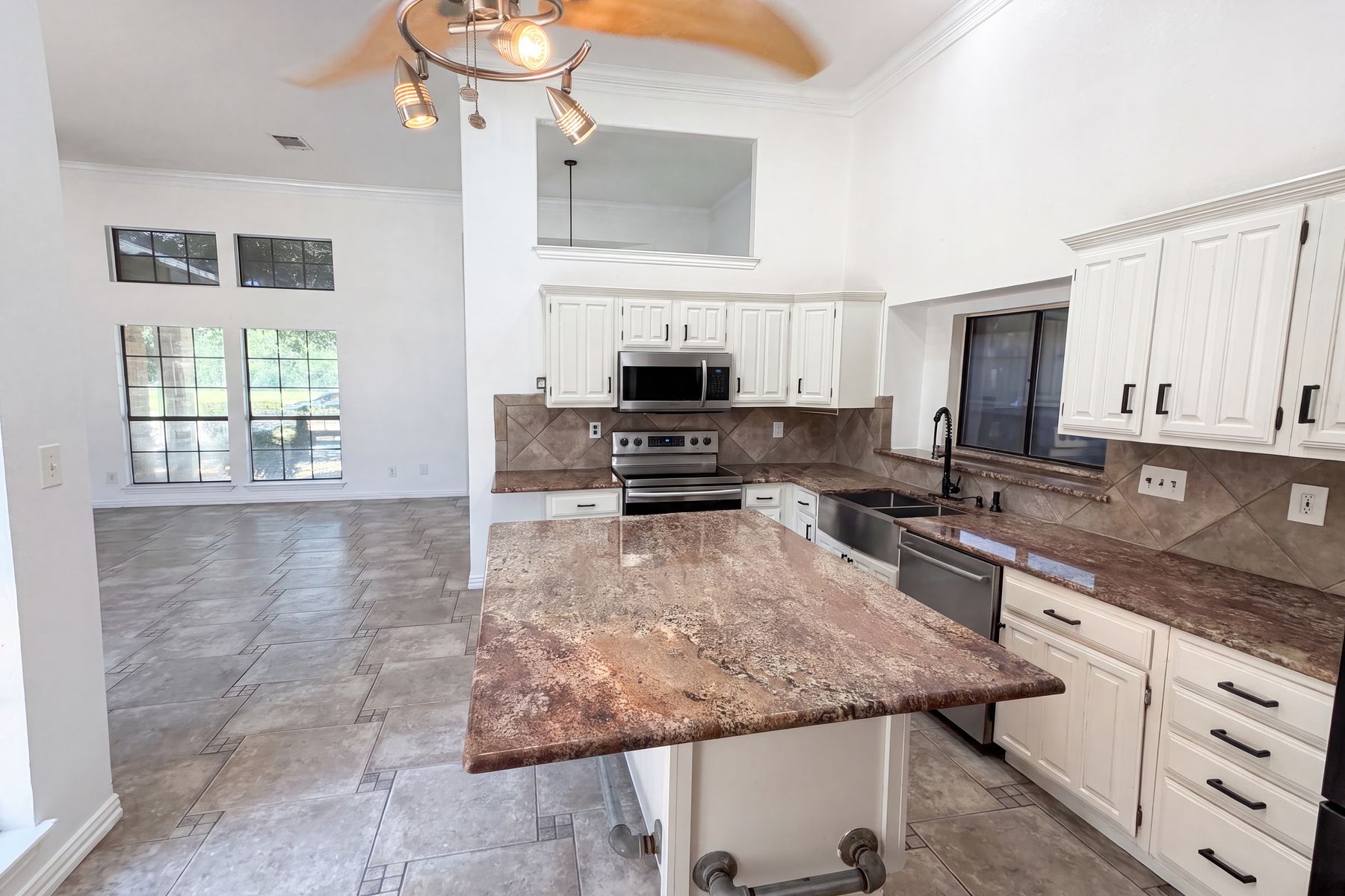 Photo 2 of 18 of 1613 Mullins Dr, Plano, TX