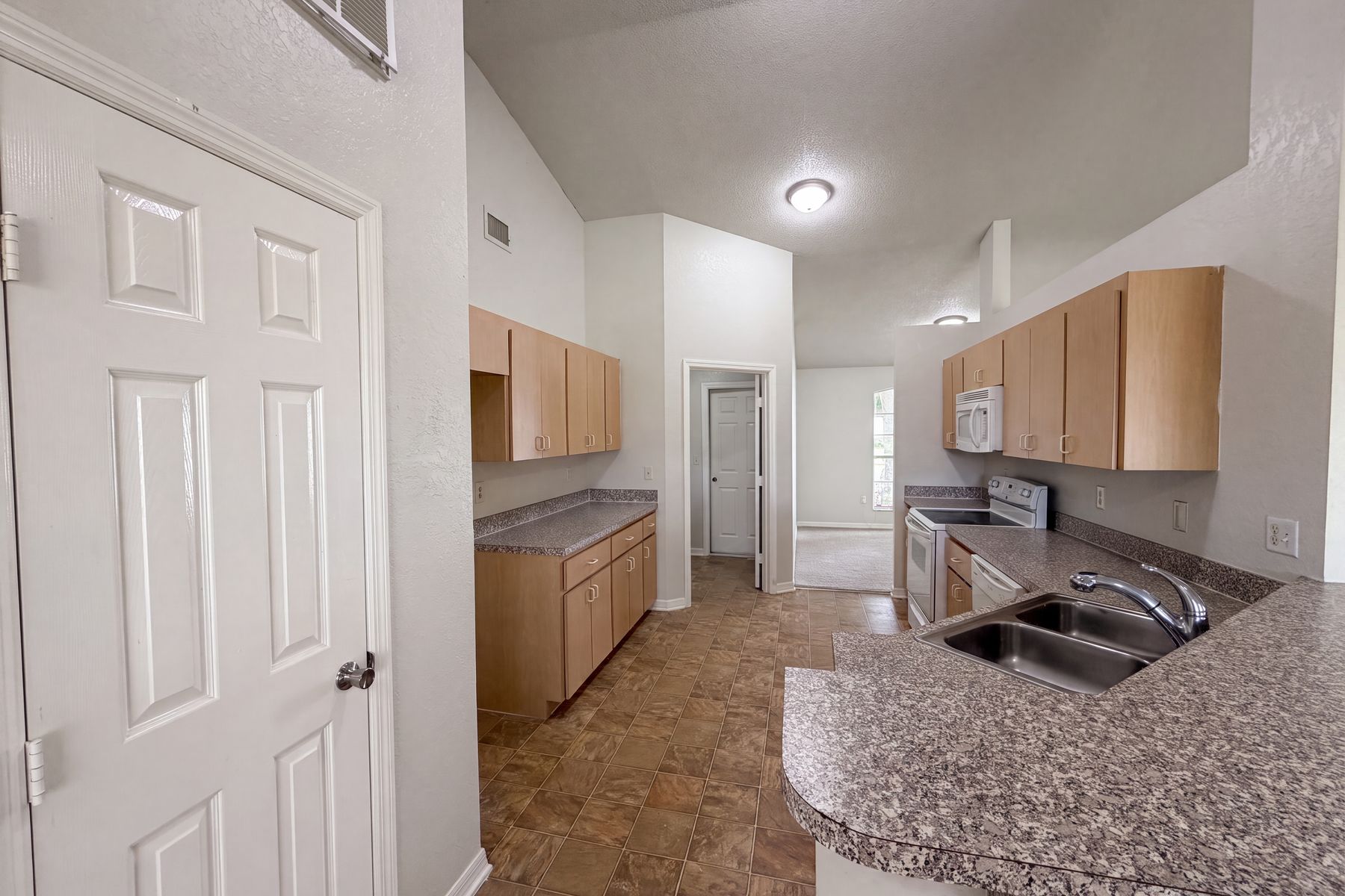 Photo 2 of 19 of 1038 Highland Crest Cir, Lake Wales, FL