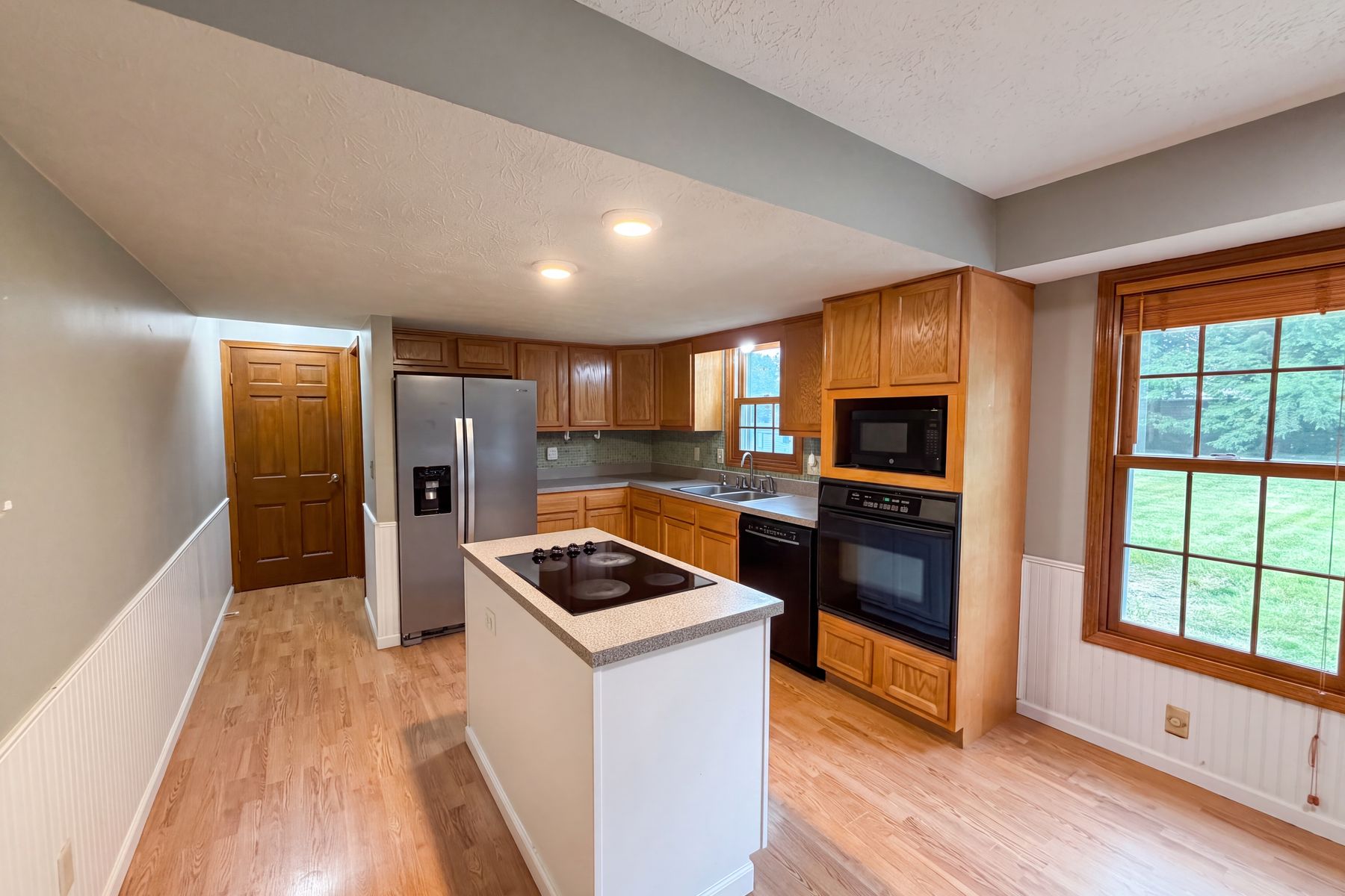 Photo 2 of 23 of 8005 Edgewood Ct, Plainfield, IN