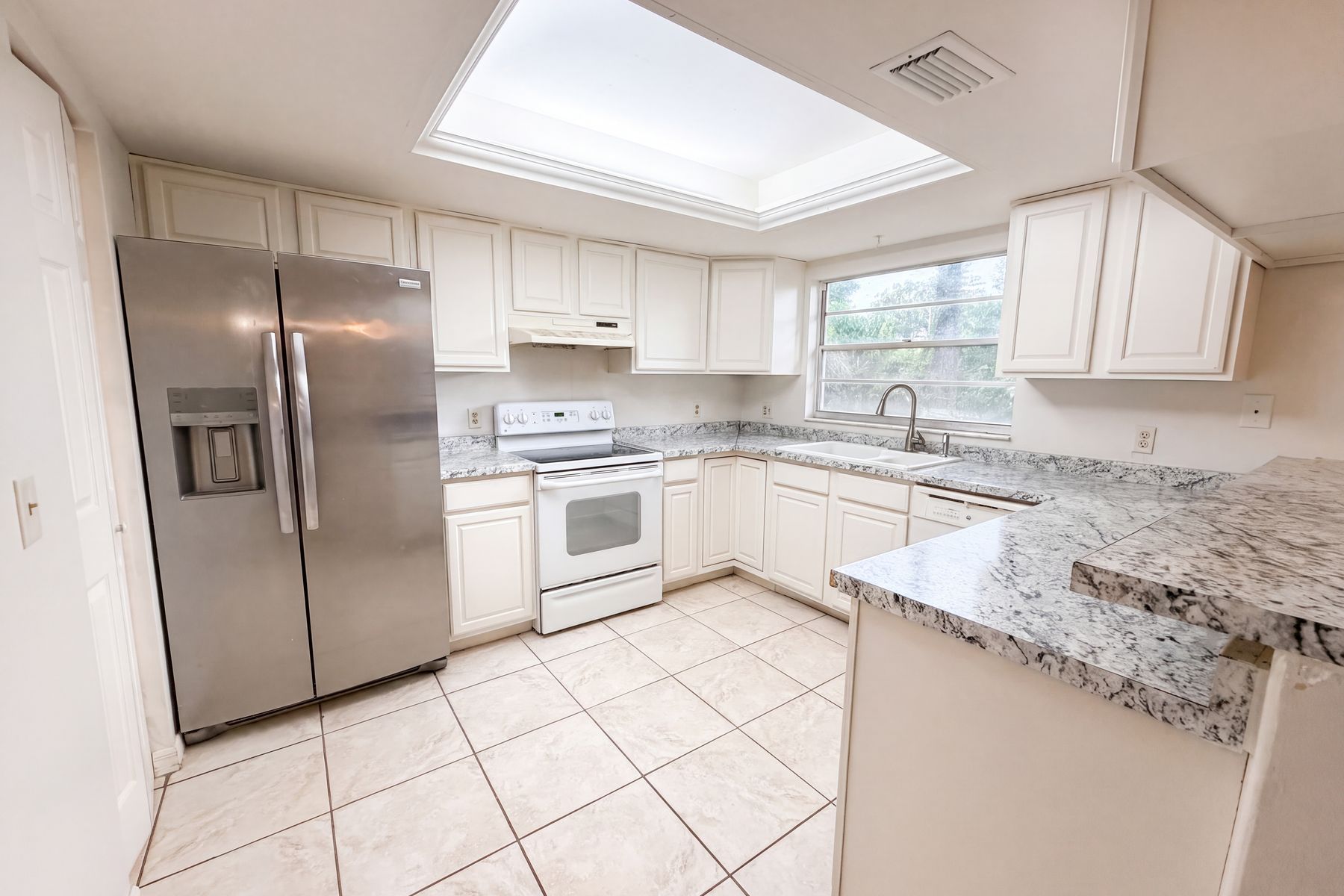 Photo 2 of 20 of 4209 E Alene Dr, Tampa, FL
