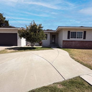 Property photo 1 of 322 E Mariposa Dr