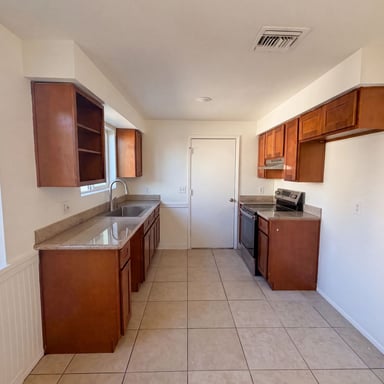 Property photo 2 of 5617 W Hatcher Rd