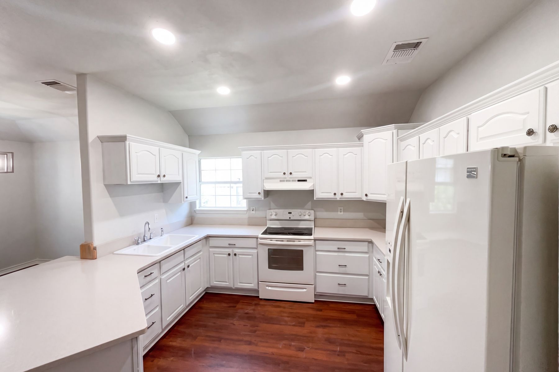 Photo 2 of 22 of 2106 Geneva St, Castroville, TX