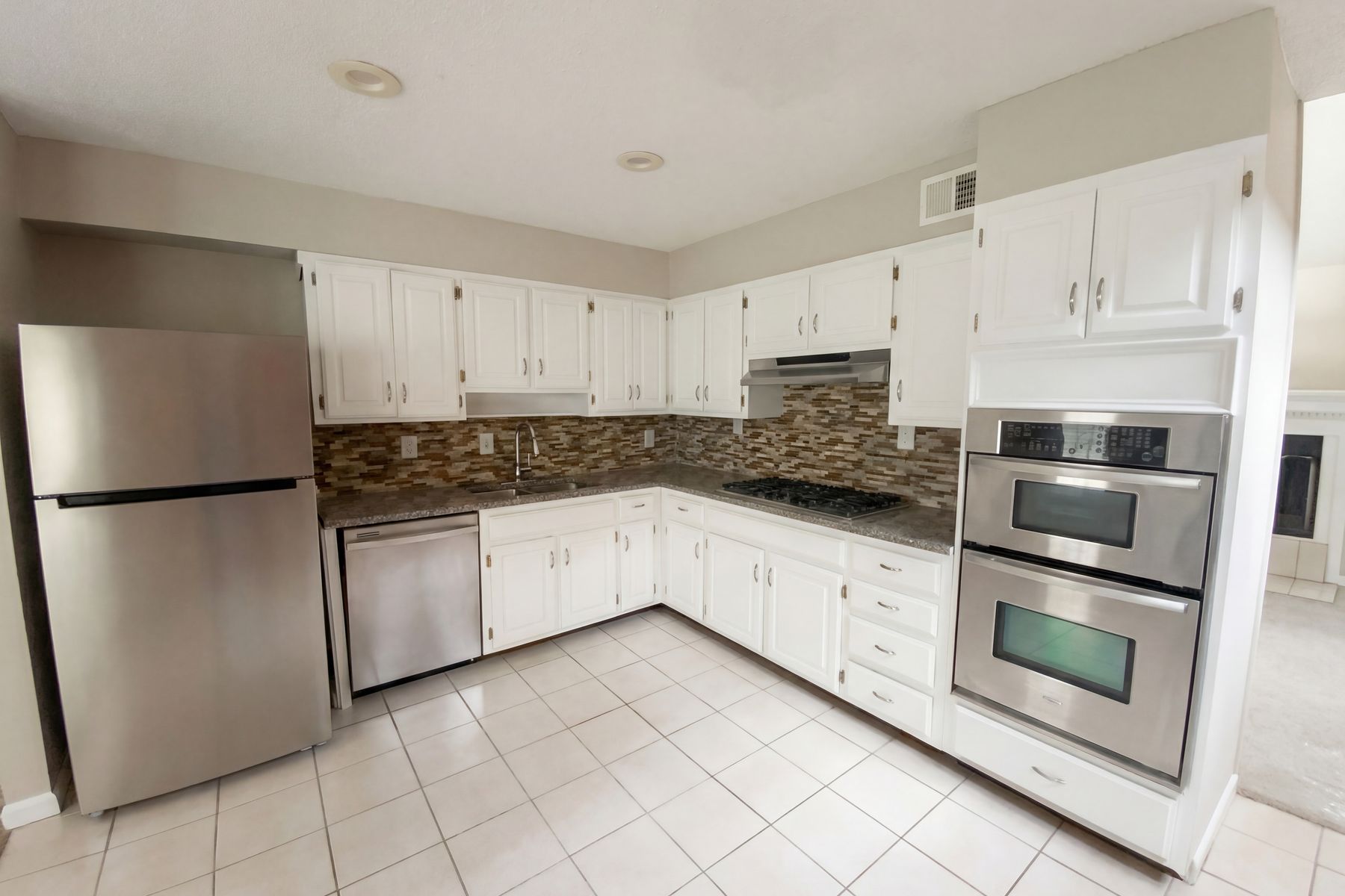 Photo 2 of 27 of 1221 Dalraida Rd, Montgomery, AL
