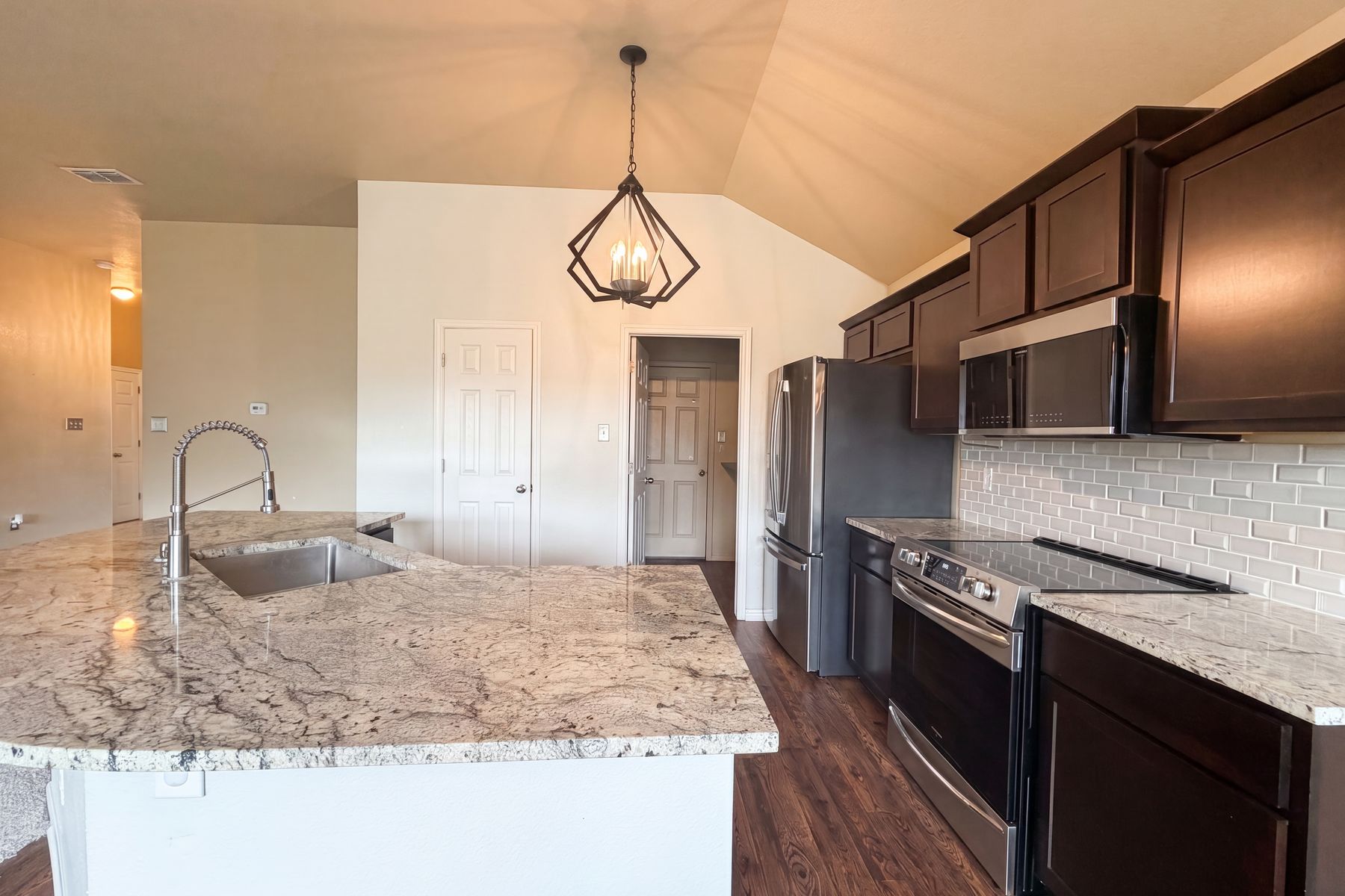 Photo 2 of 16 of 1023 Roanoke Dr, Temple, TX