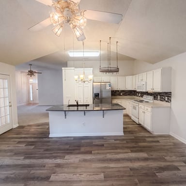 Property photo 2 of 5702 River Glen Dr
