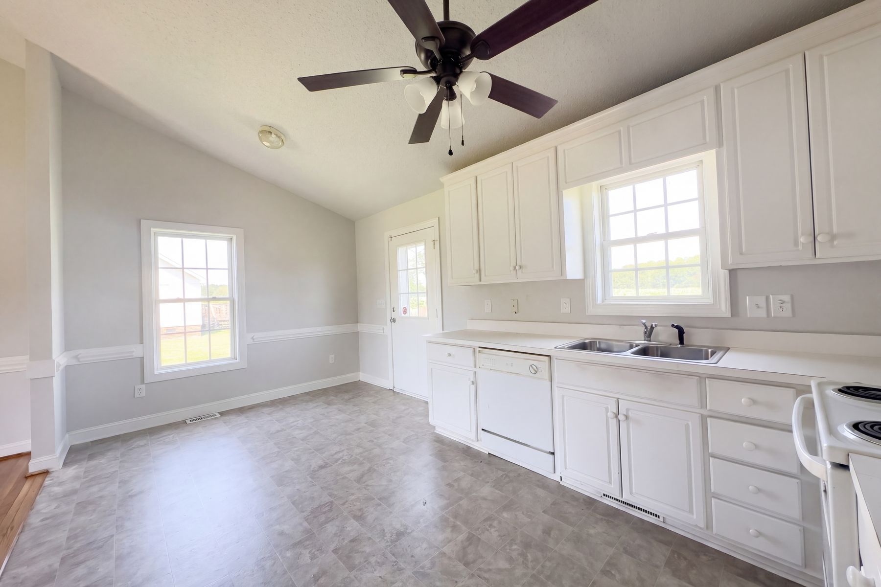 Photo 2 of 23 of 5536 Scuppernong Rd, Wilson, NC