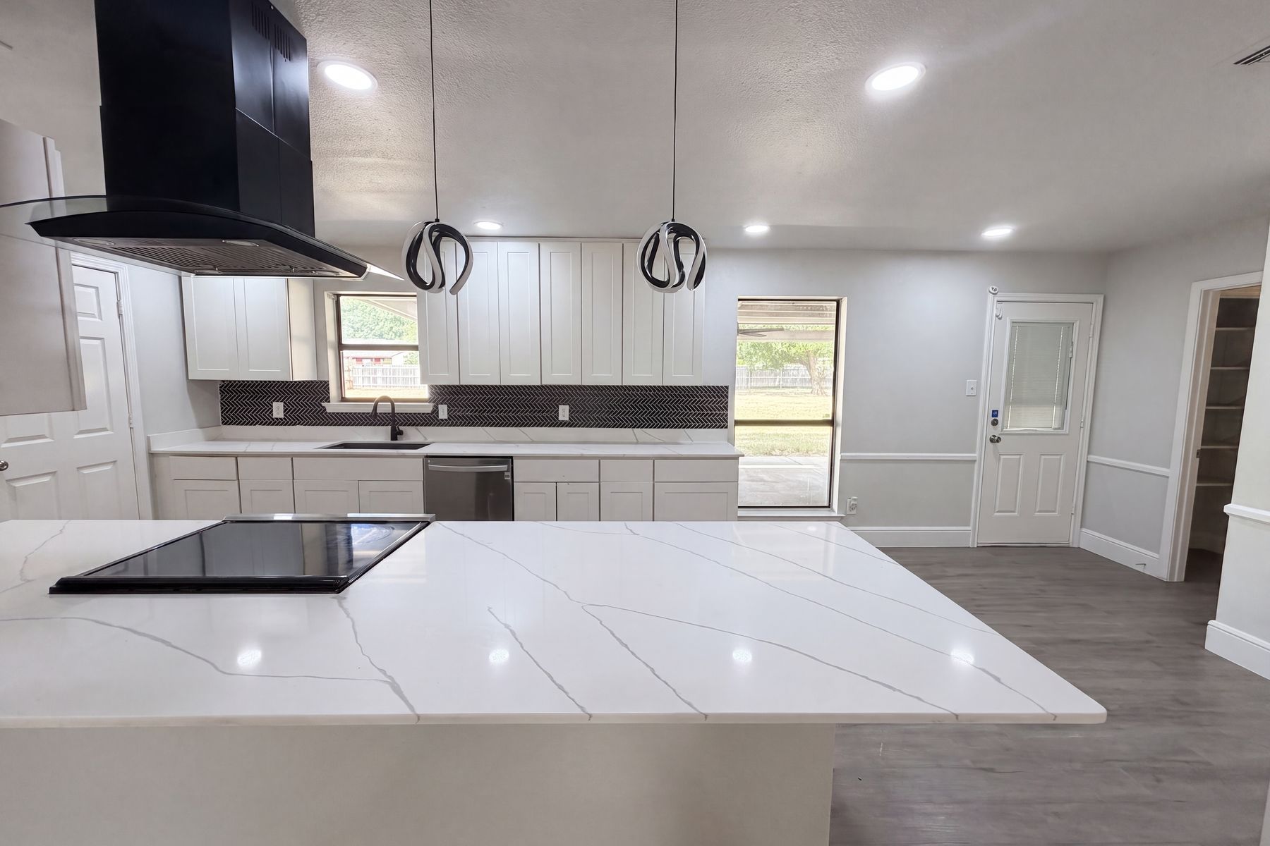 Photo 2 of 18 of 127 Jason Dr, Red Oak, TX