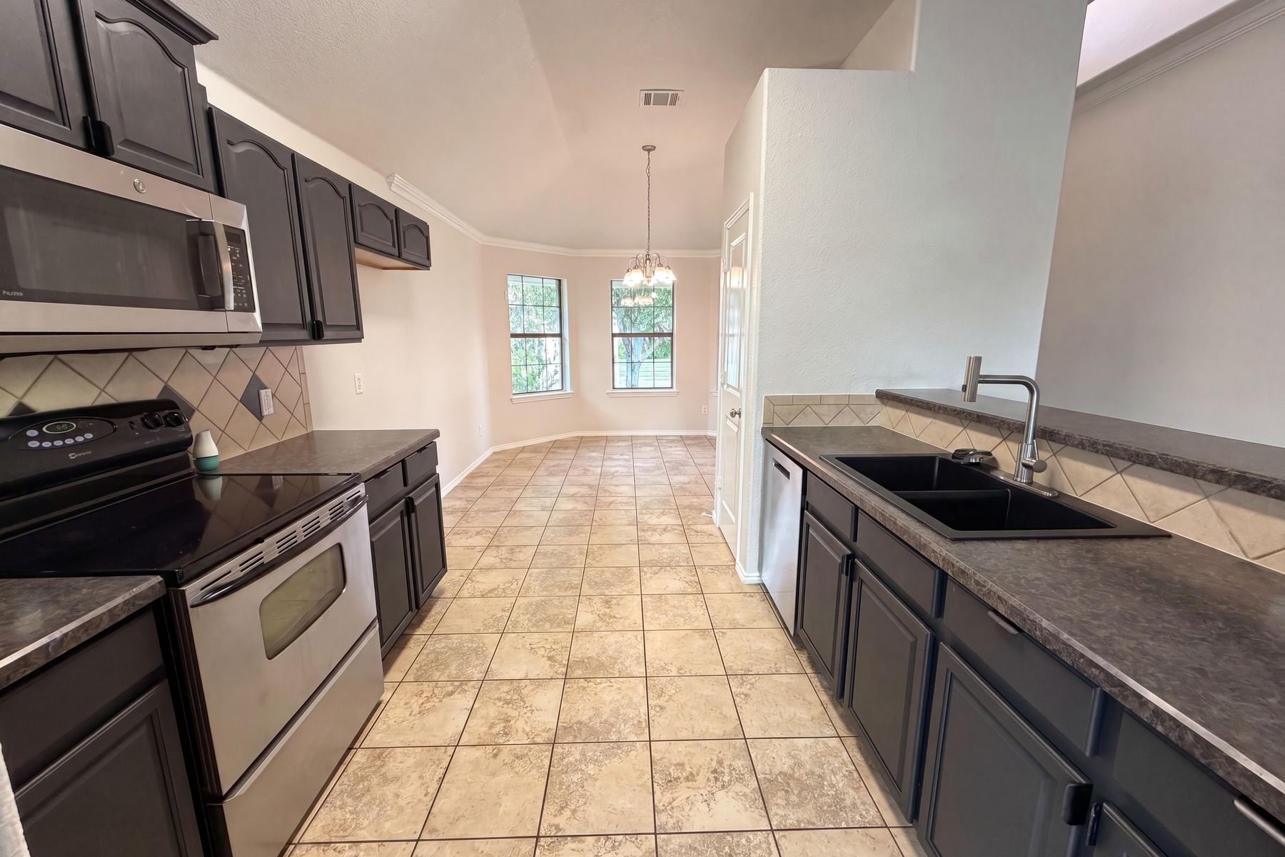 Photo 2 of 17 of 1618 Hillside Dr, Waxahachie, TX