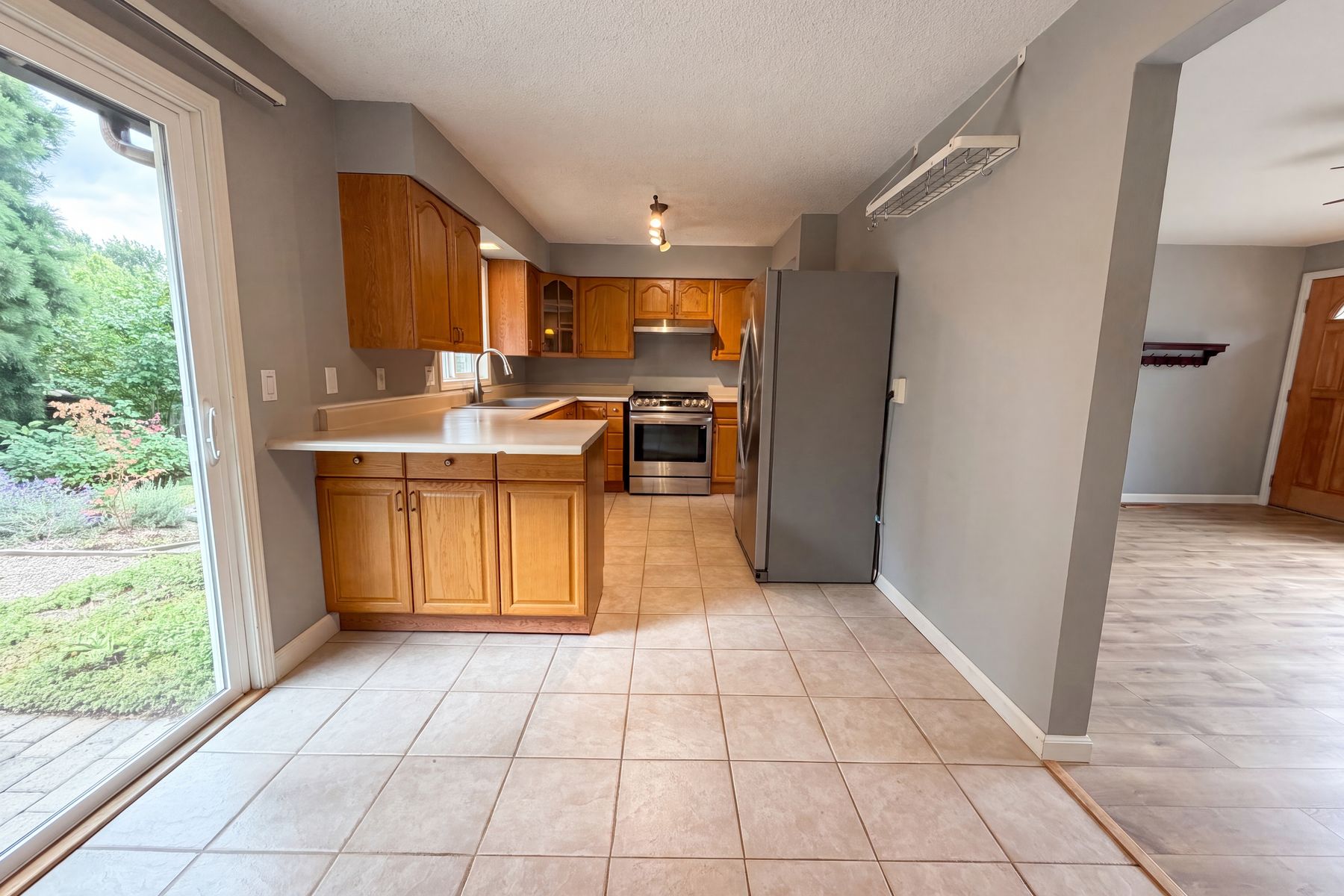 Photo 2 of 22 of 11530 SW Tigard Dr, Portland, OR