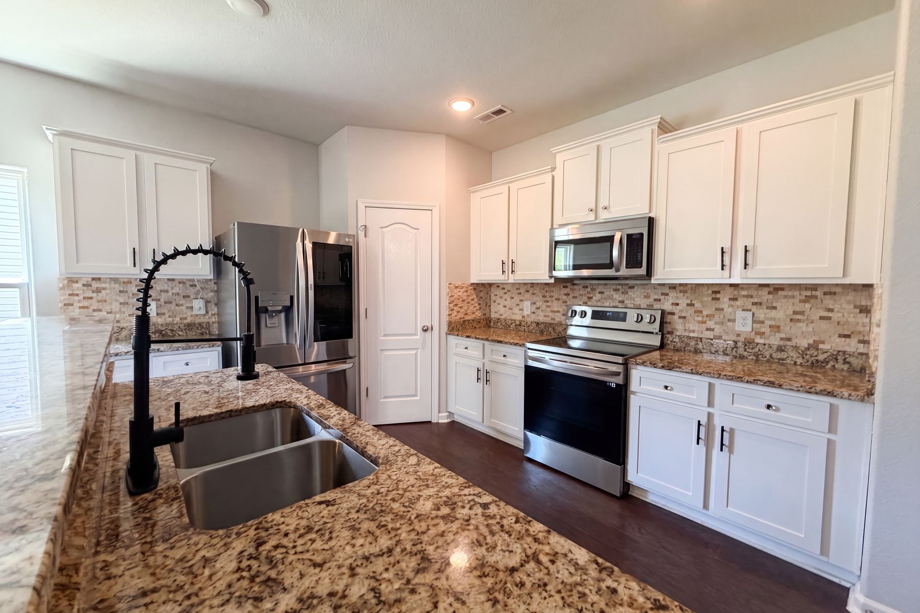 Photo 2 of 17 of 4034 Rosfield Dr, Charlotte, NC