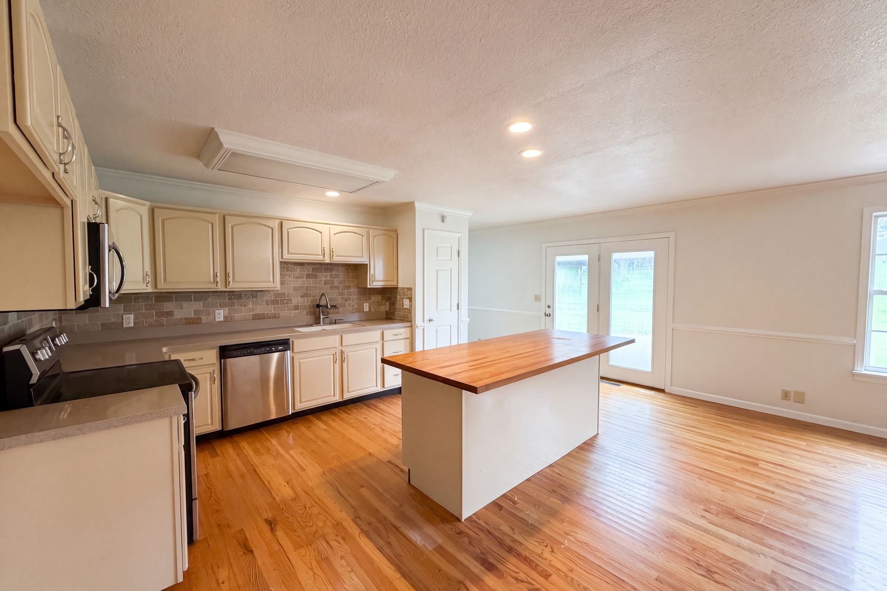 Photo 2 of 37 of 3146 Lora Dr, Maryville, TN