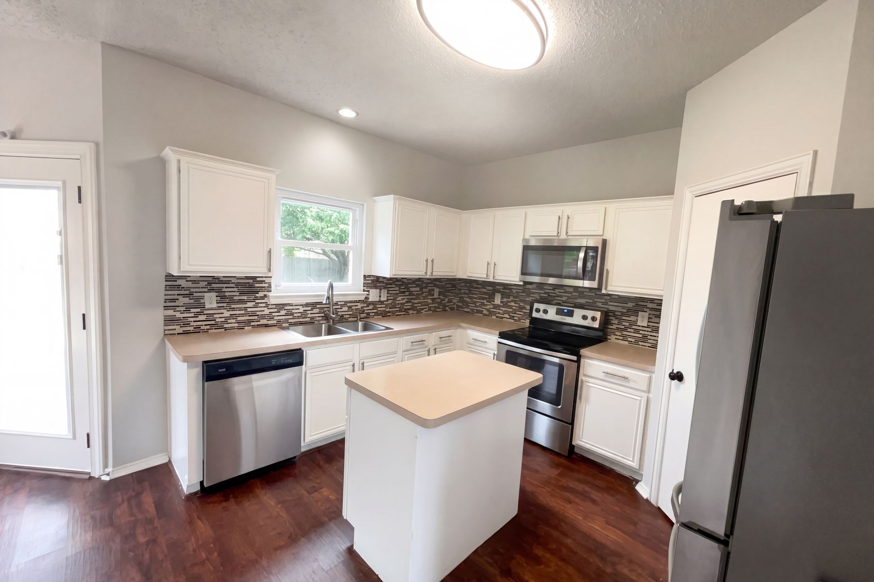 Photo 2 of 19 of 1405 Turtle Cove Dr, Little Elm, TX
