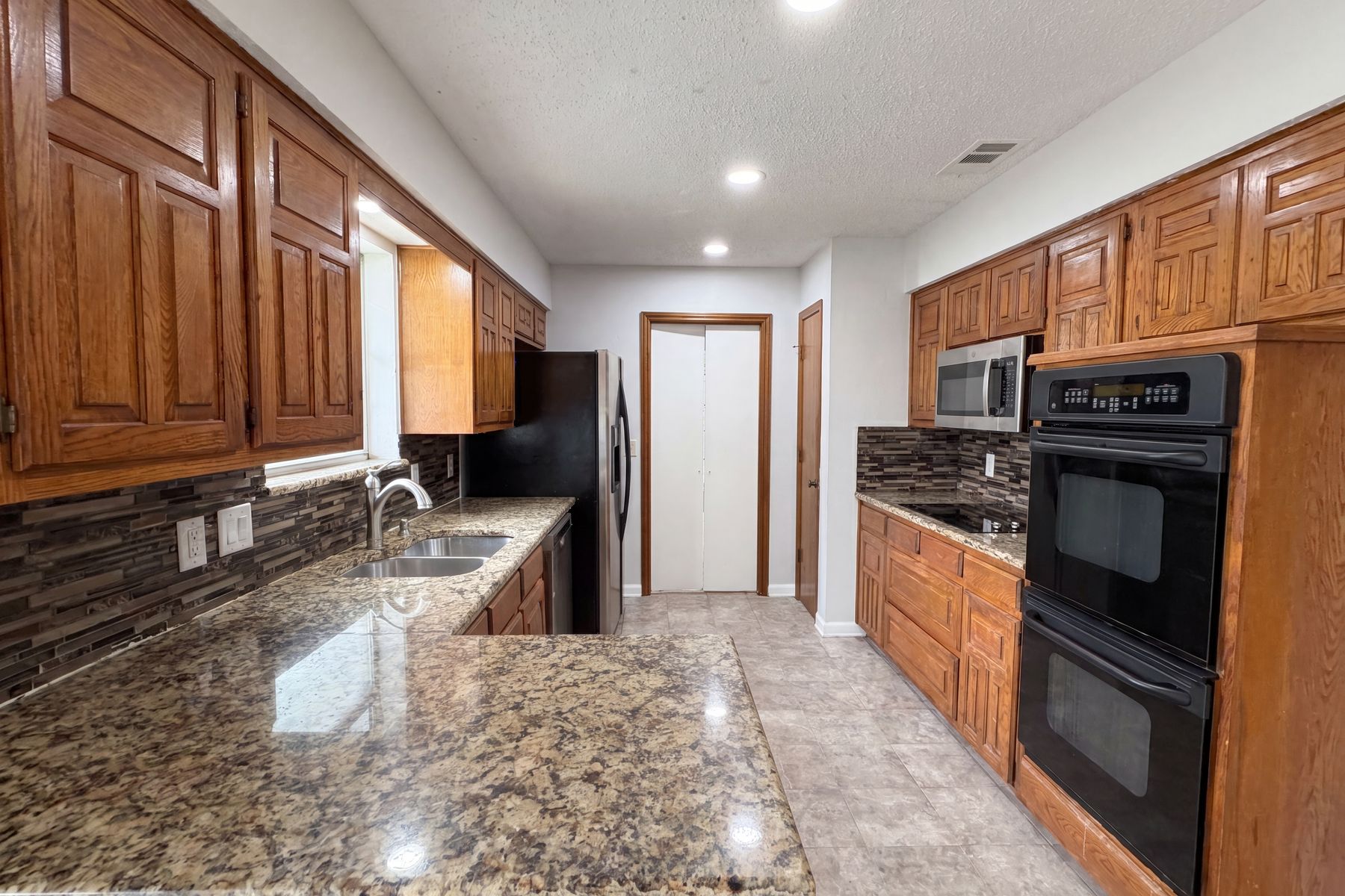 Photo 2 of 17 of 1604 Danube Ln, Plano, TX