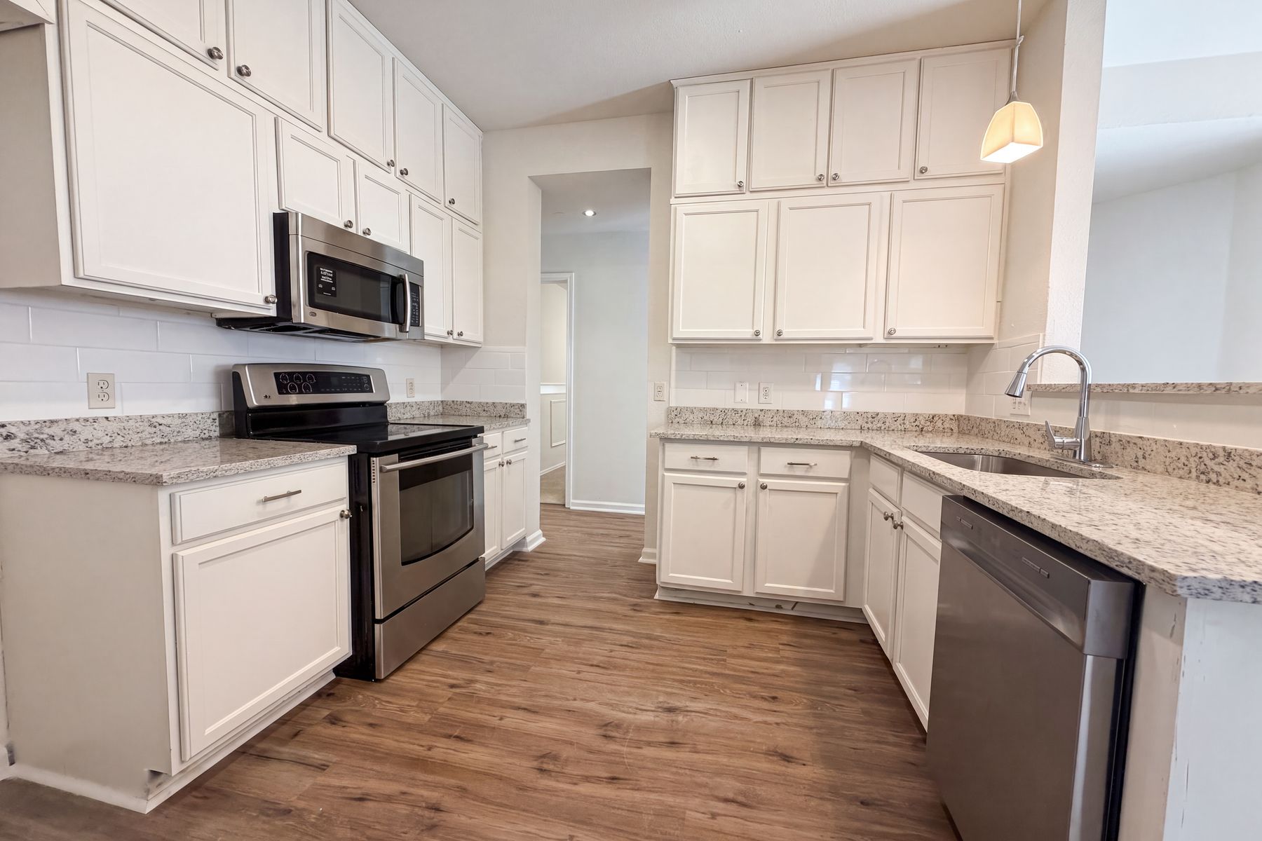 Photo 2 of 16 of 1620 Sunview Cir, New Braunfels, TX