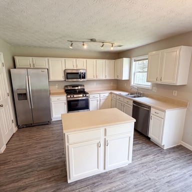 Property photo 2 of 4636 Pine Acre Cir