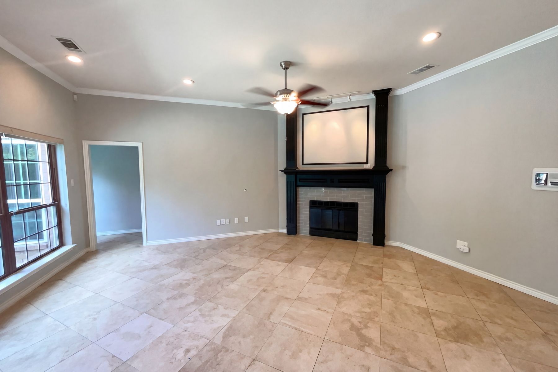 Photo 2 of 19 of 2400 Creekview Dr, Plano, TX