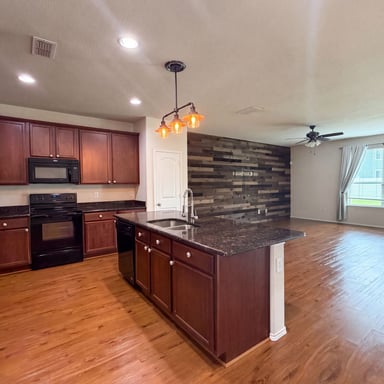 Property photo 2 of 9165 Blackstone Dr