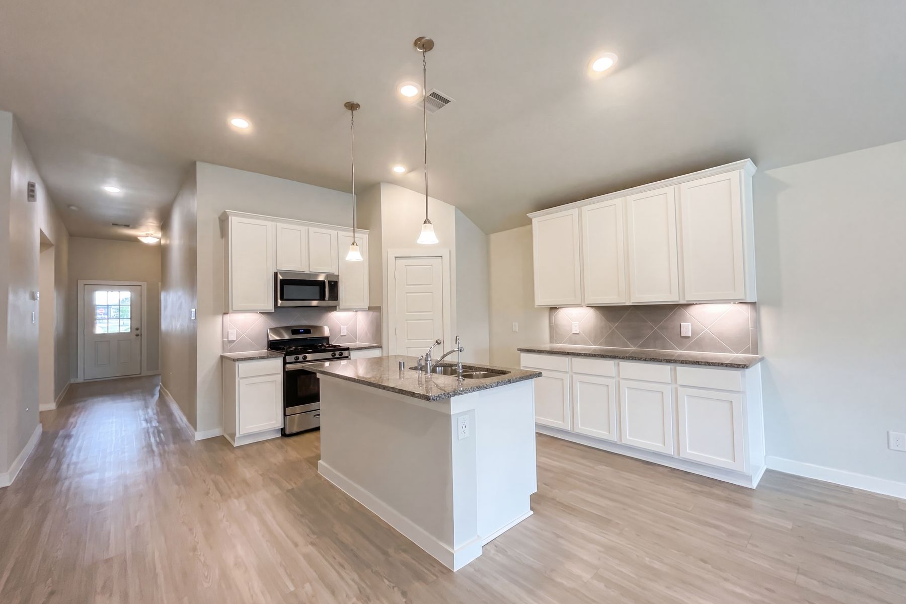Photo 2 of 17 of 823 Deerhurst Ln, Magnolia, TX