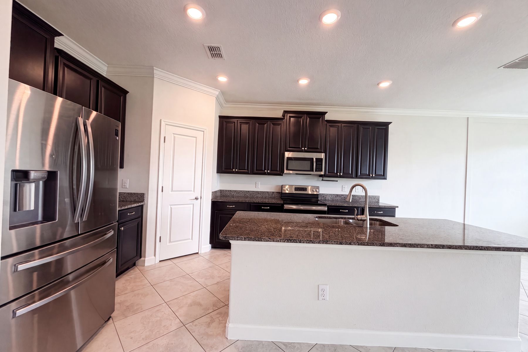 Photo 2 of 36 of 9709 Ivory Dr, Sun City Center, FL