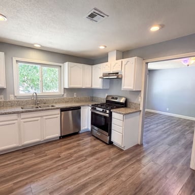 Property photo 2 of 15929 La Verida Dr