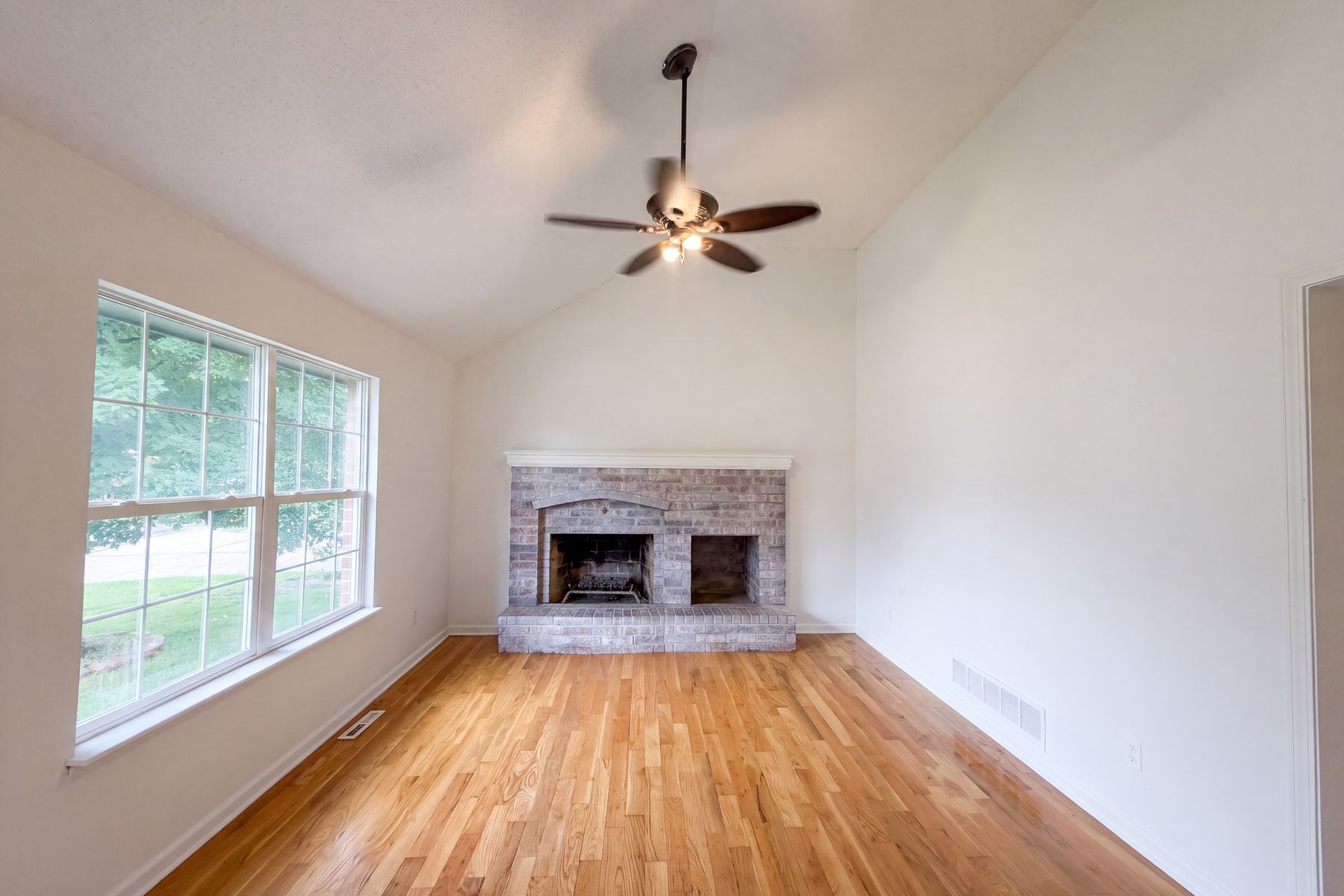 Property photo 3 of 1706 N Lazy Branch Rd