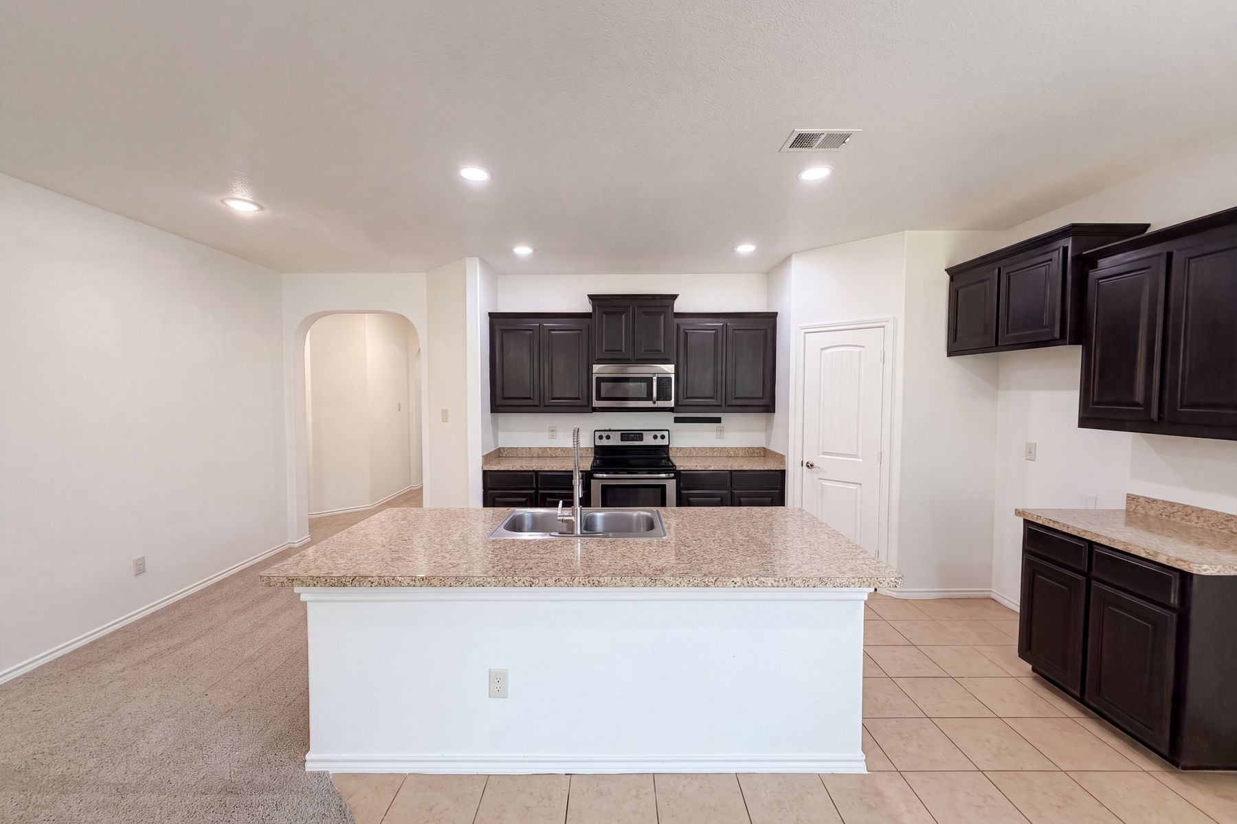 Photo 2 of 20 of 1108 Edgewater Dr, Azle, TX