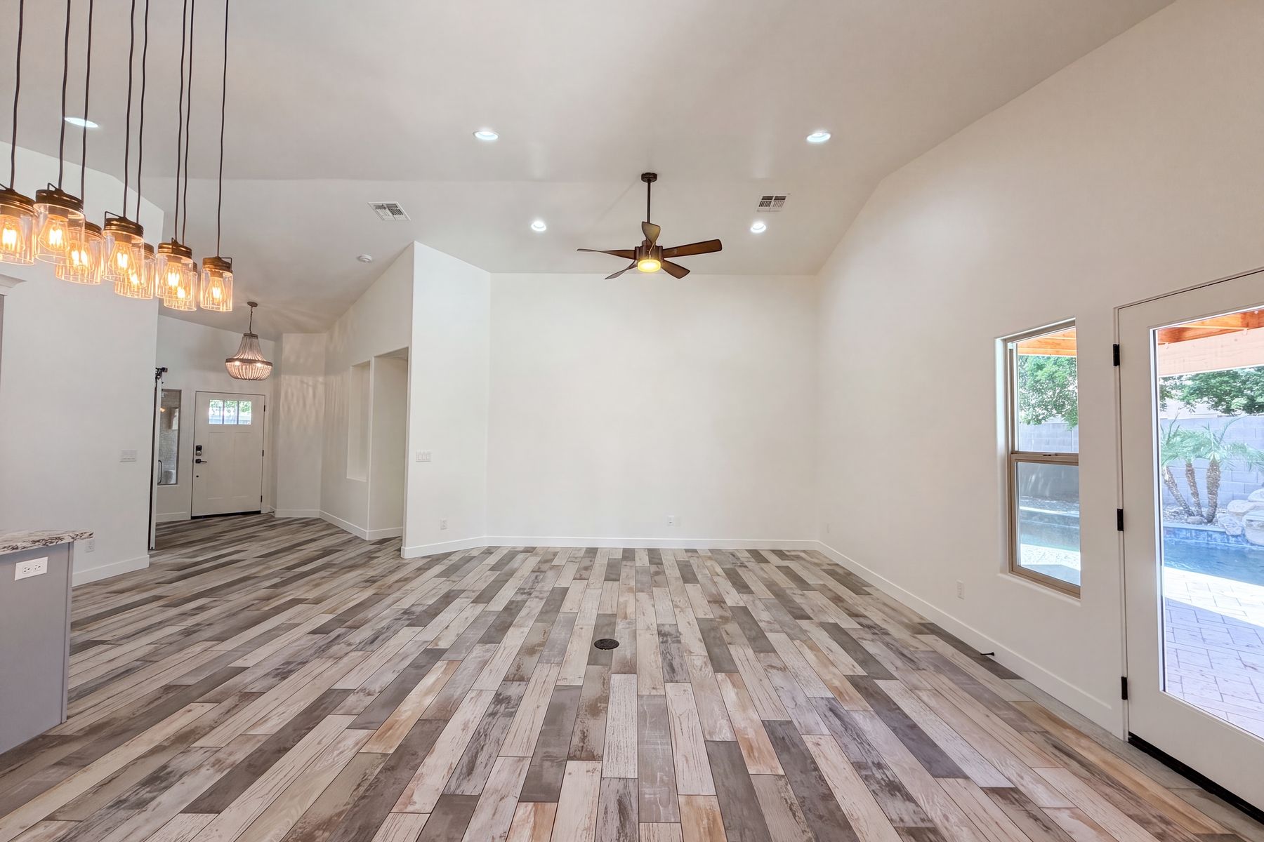 Property photo 3 of 8747 W Lone Cactus Dr