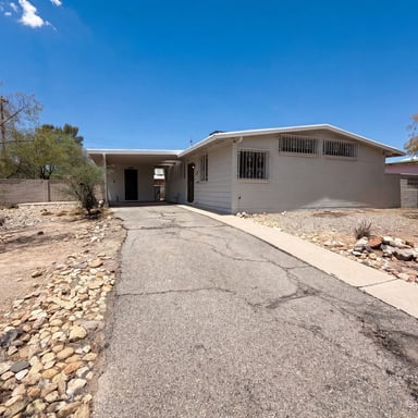 Property photo 1 of 2901 N Cloverland Ave