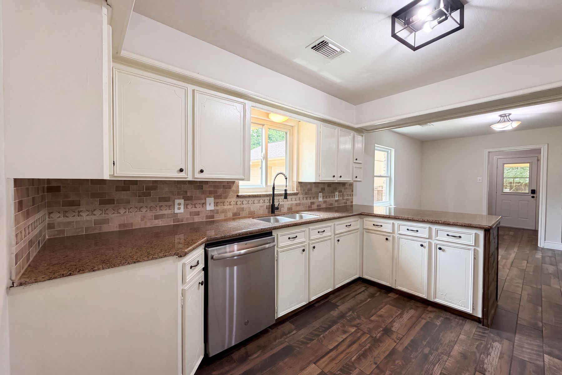 Photo 2 of 19 of 11614 Mile Dr, Houston, TX