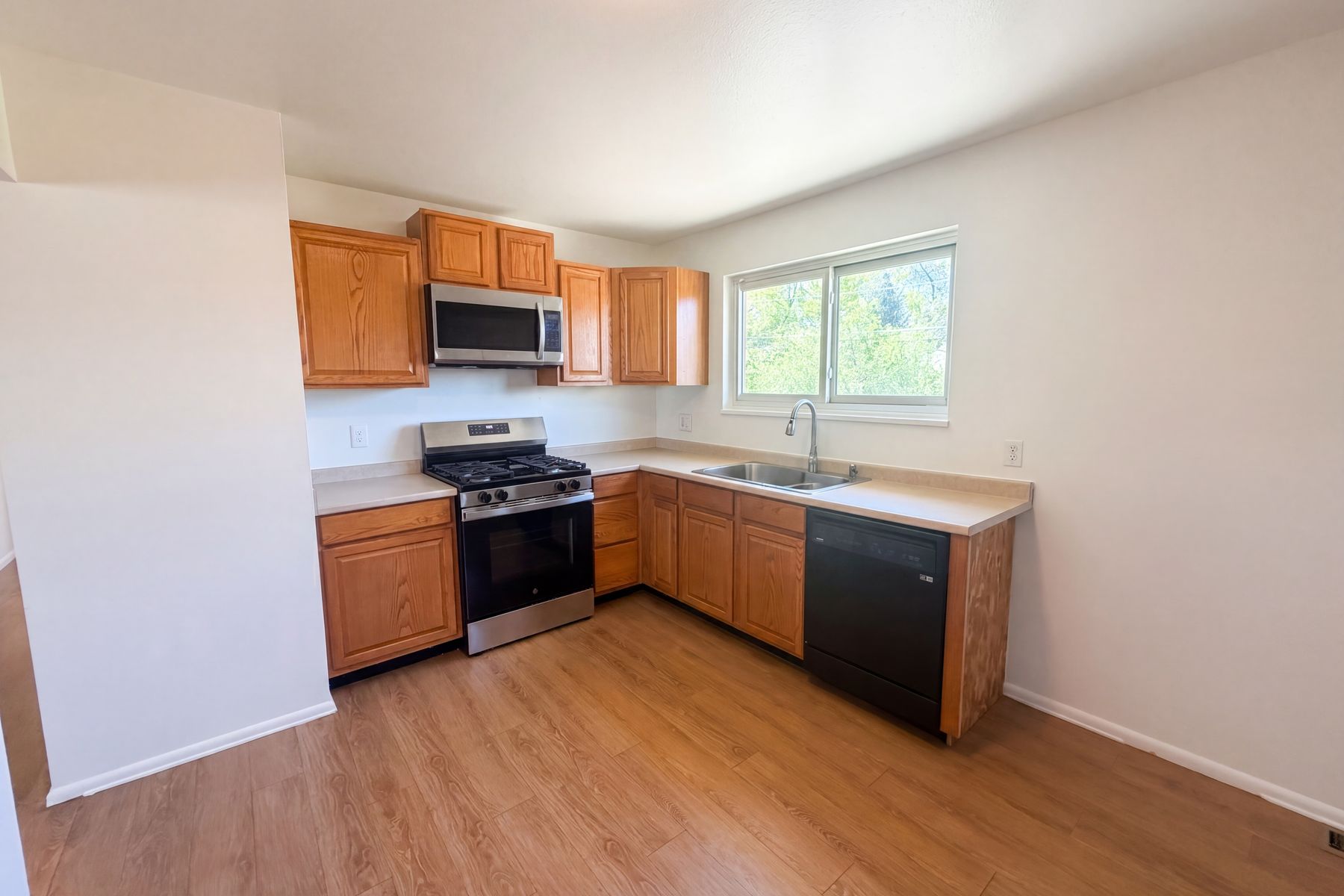 Photo 2 of 25 of 1902 E 116th Pl, Northglenn, CO