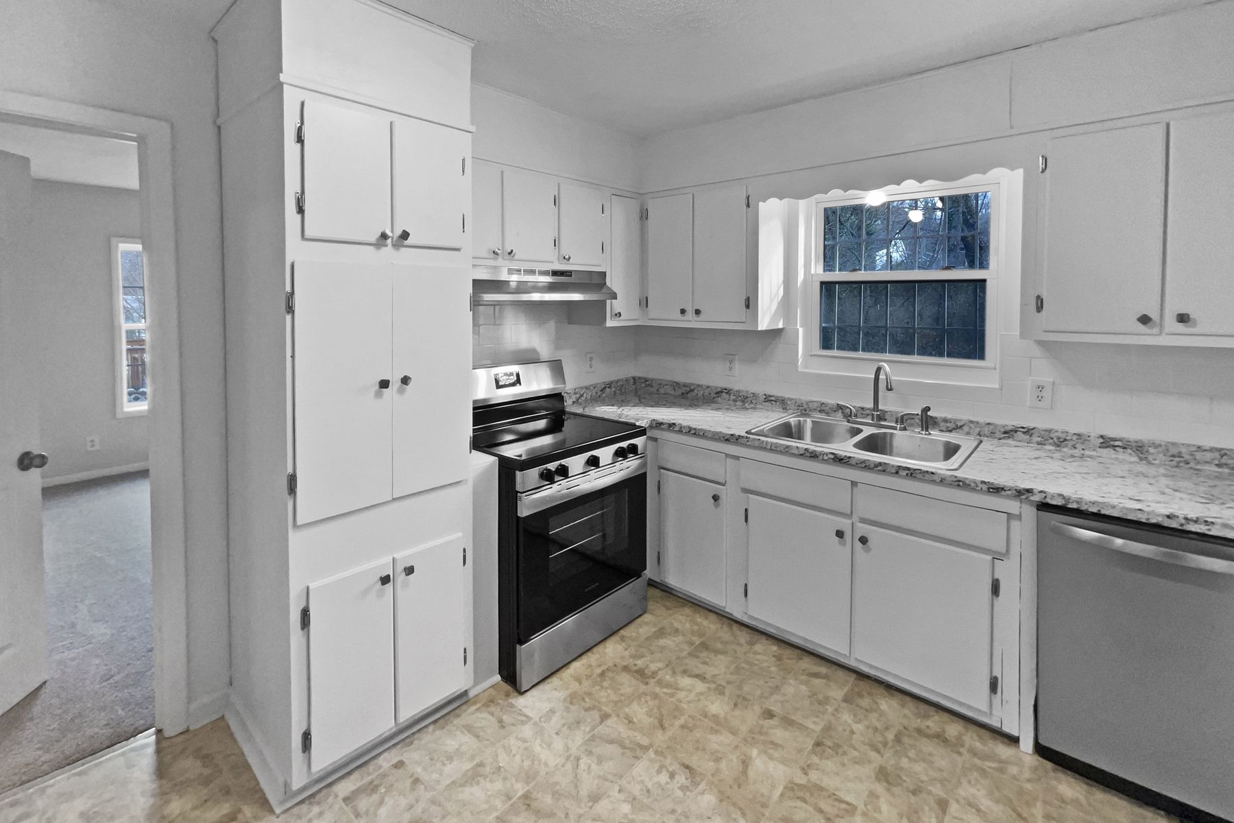 Photo 2 of 28 of 4028 Catalpa Ave, Knoxville, TN