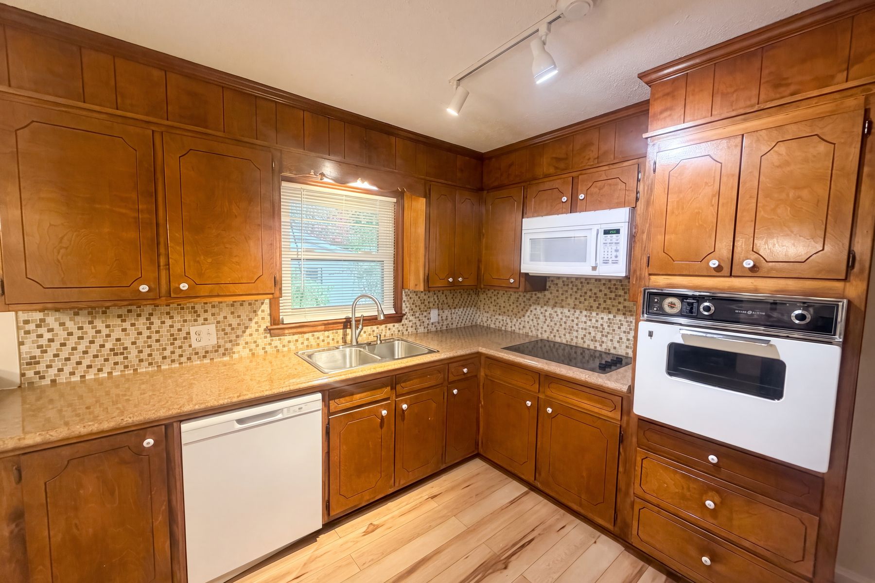Photo 2 of 16 of 608 E Morehead St, Reidsville, NC