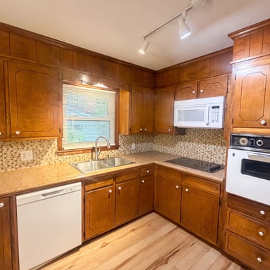 Property photo 2 of 608 E Morehead St