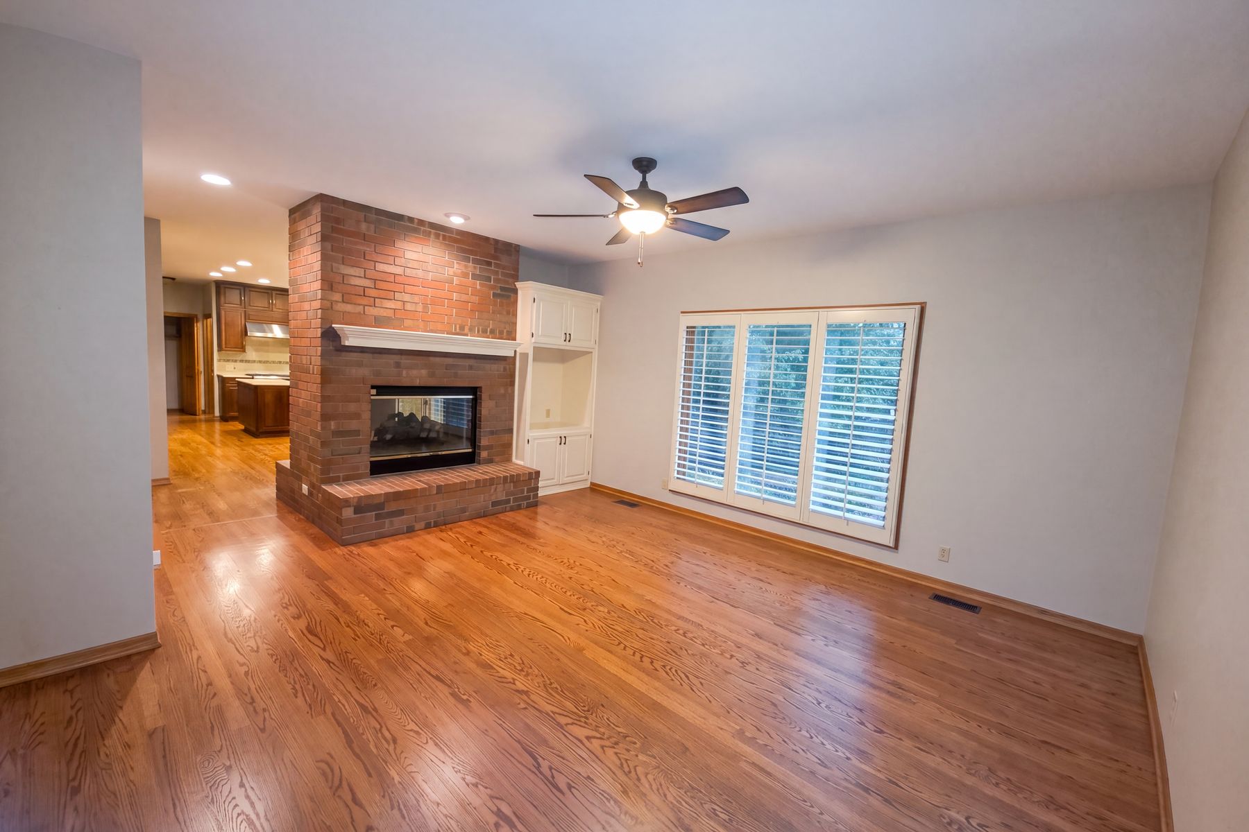 Property photo 3 of 945 N Woodridge Ct