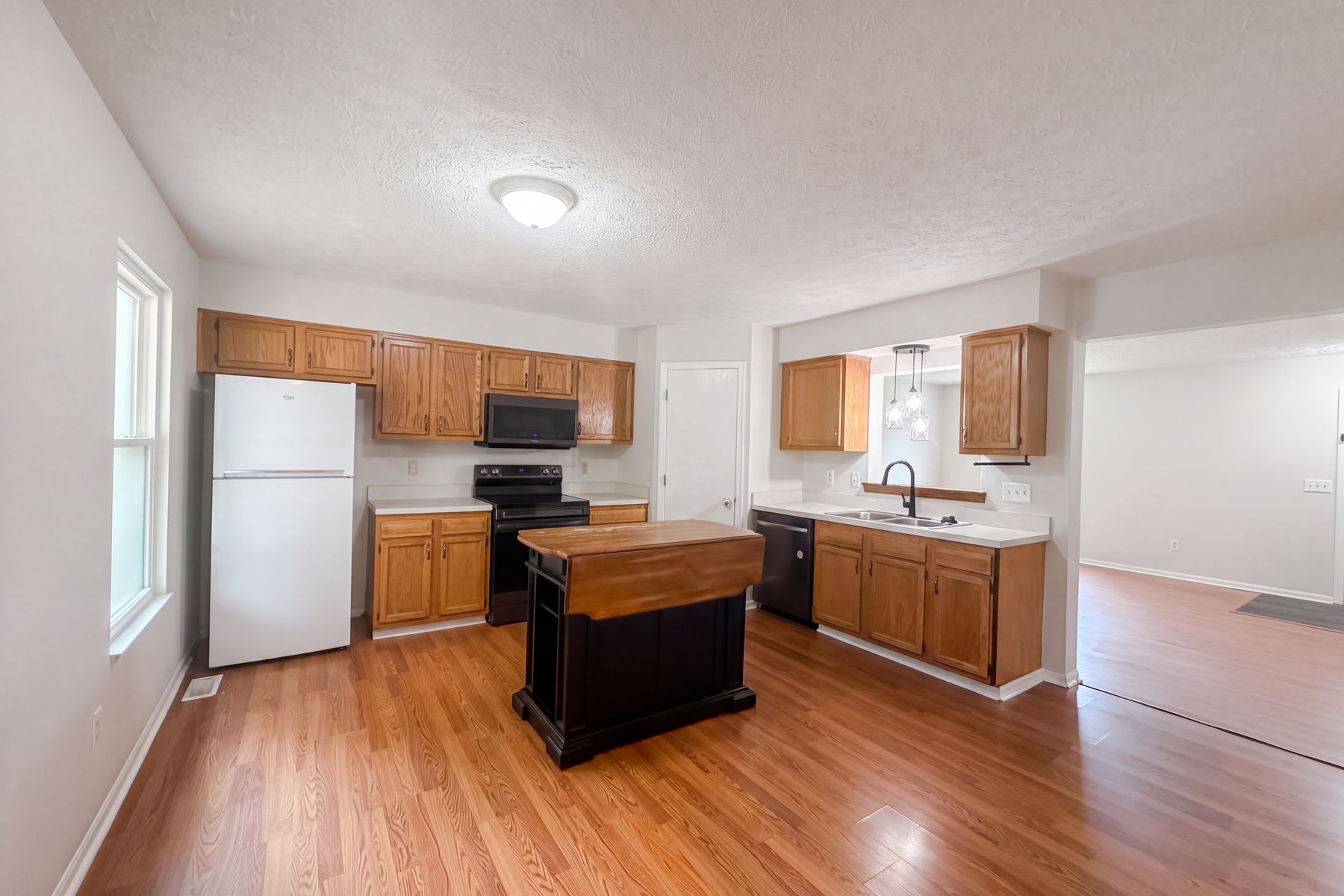 Photo 2 of 32 of 1618 Saddlebrook Dr, Heath, OH