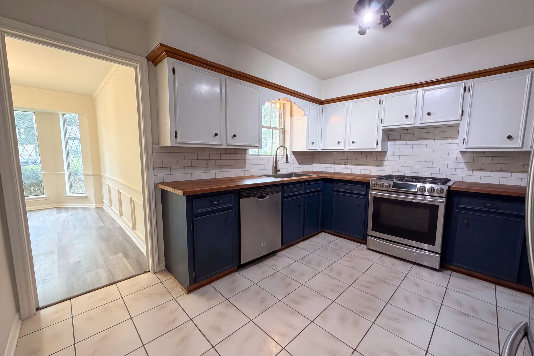 Photo 2 of 23 of 17518 Rustington Dr, Spring, TX