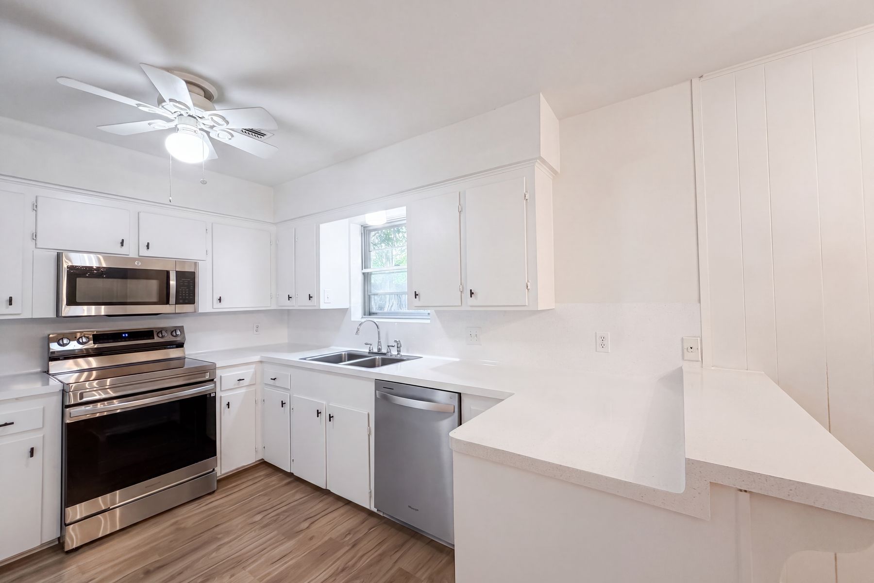 Photo 2 of 17 of 9538 Skyline Dr, Houston, TX