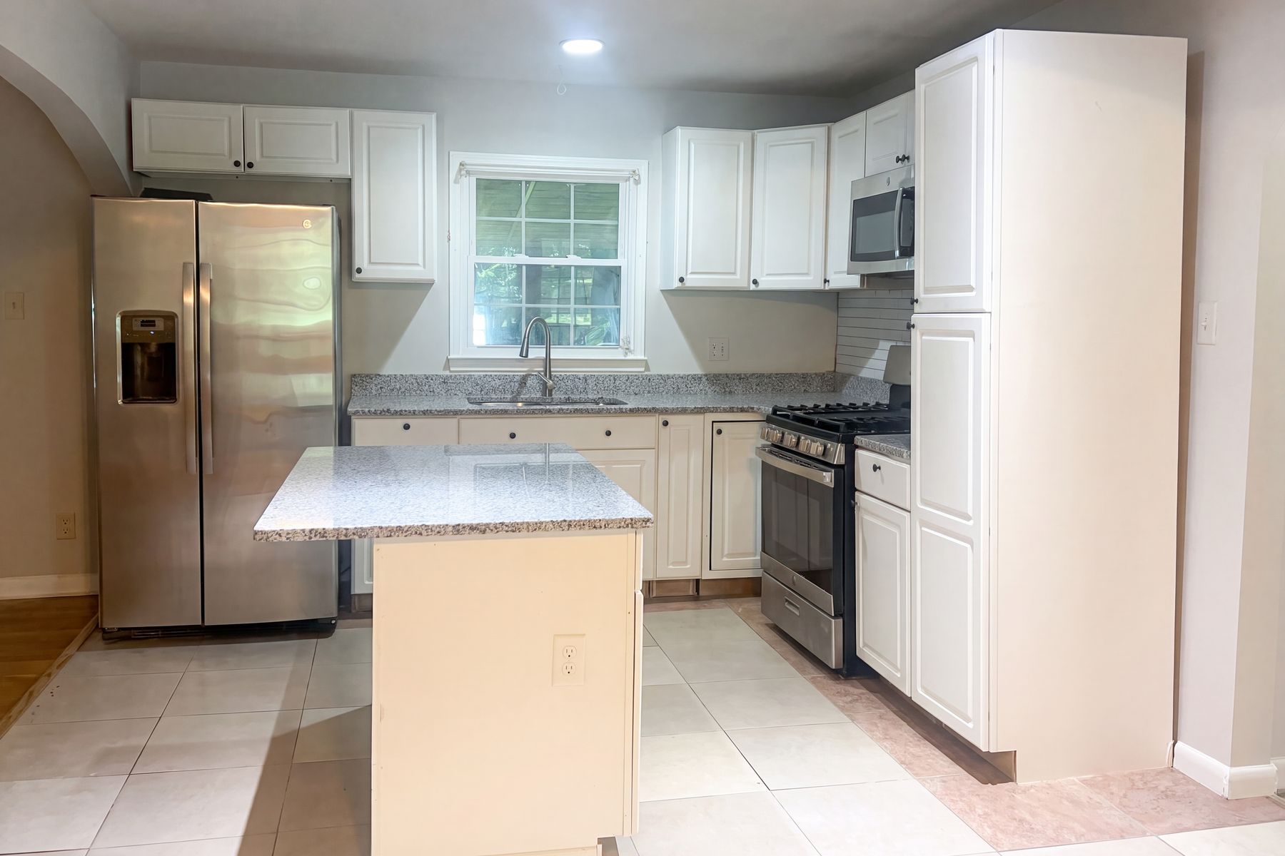 Photo 2 of 18 of 4307 Greenwood Dr, Portsmouth, VA