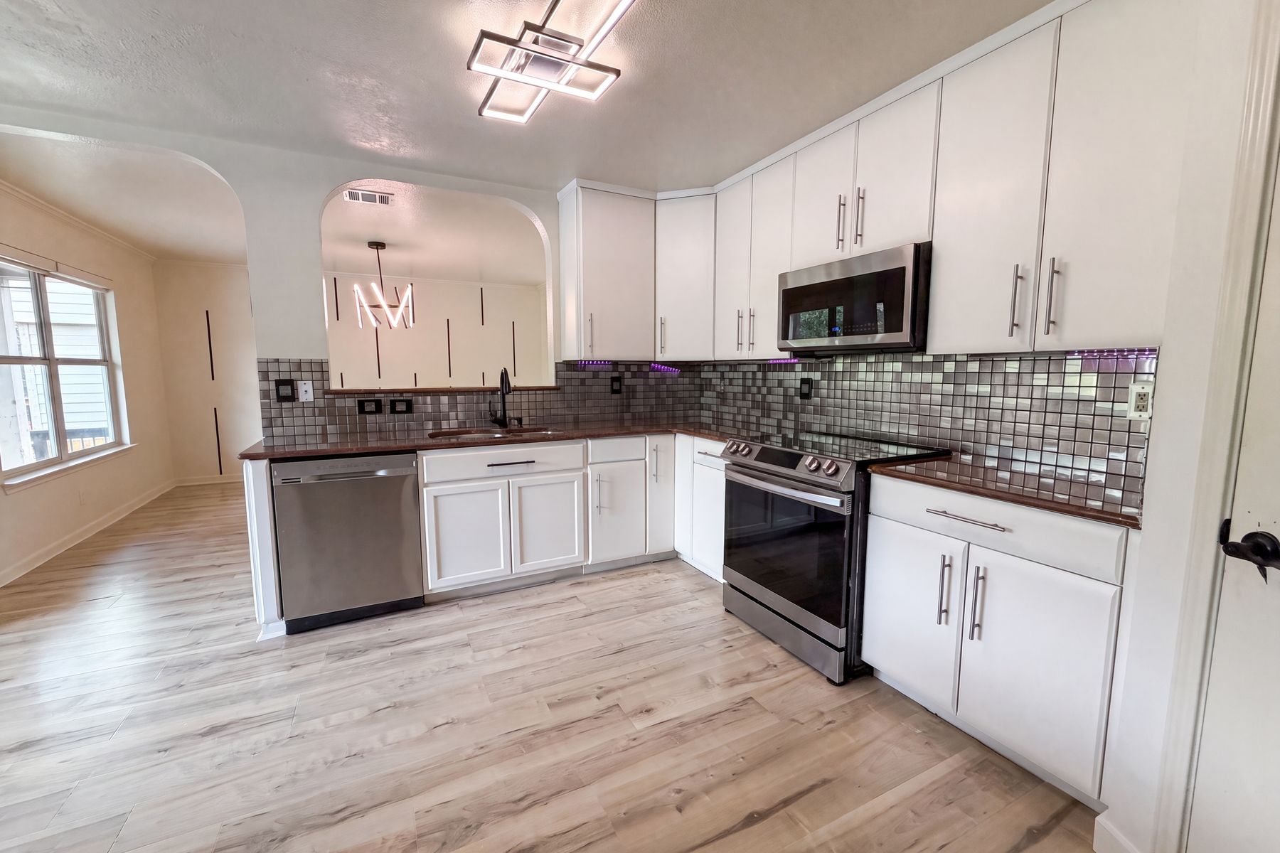 Photo 2 of 19 of 10602 Springwood Sq, Universal City, TX