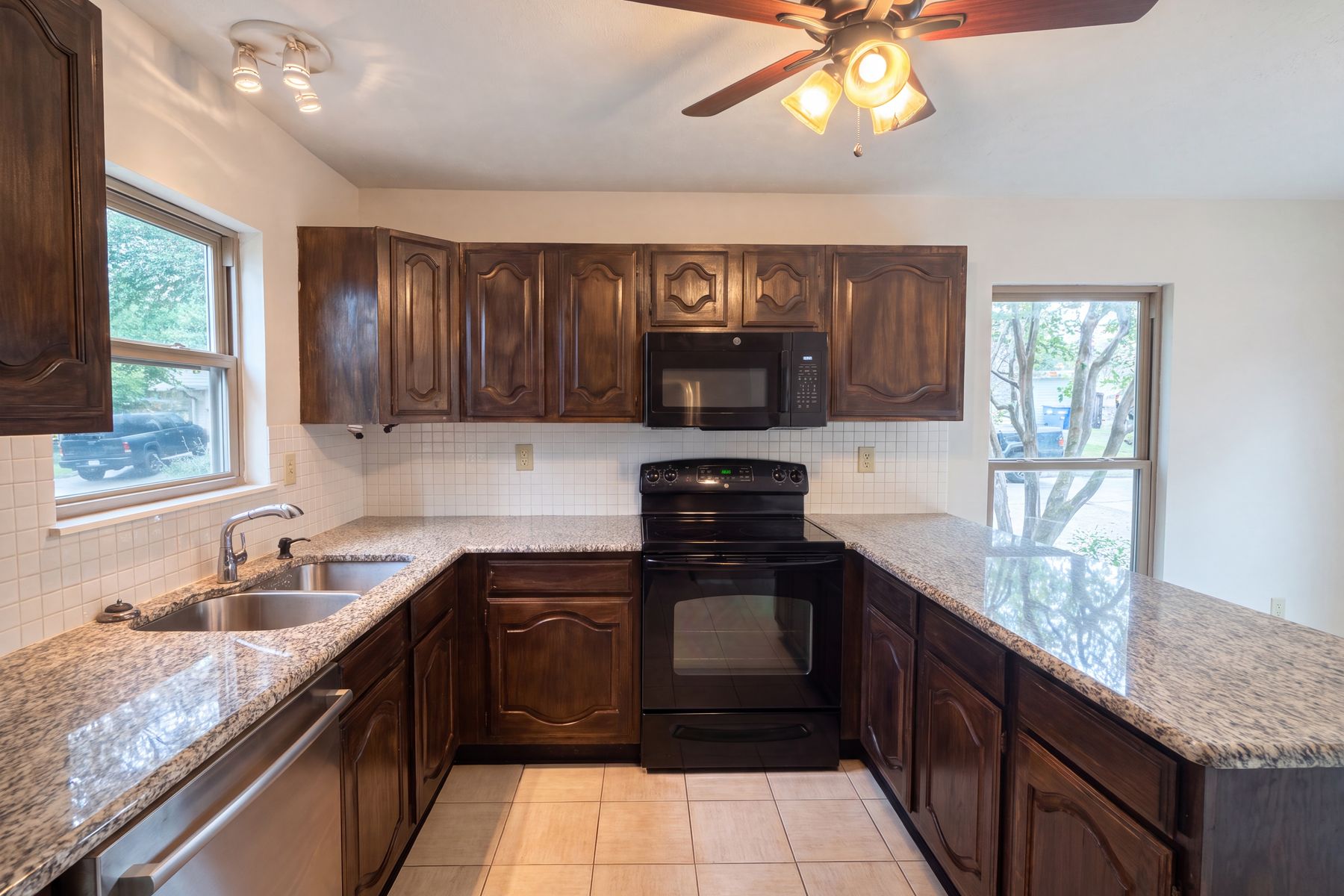 Photo 2 of 19 of 13324 Pandora Cir, Dallas, TX