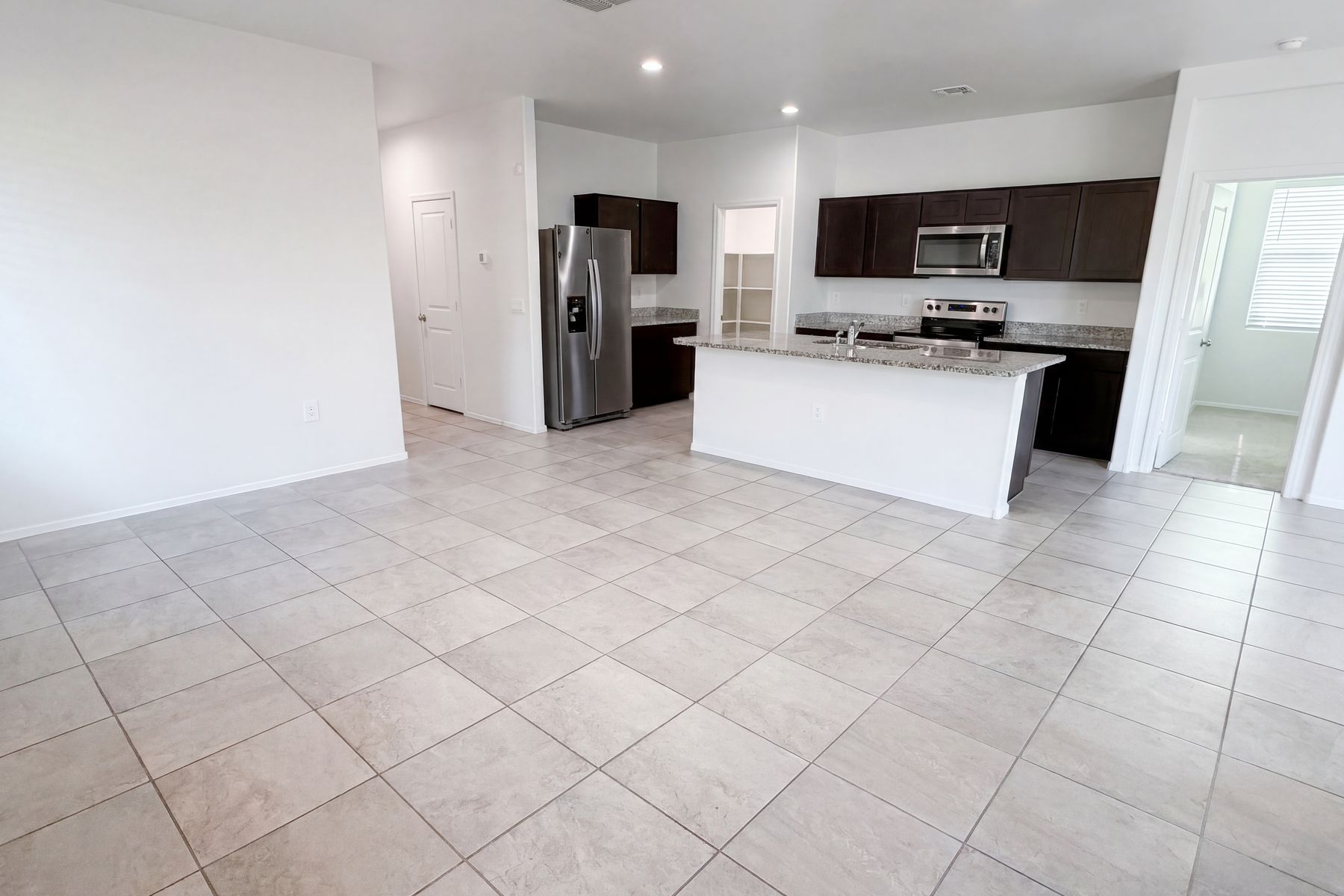 Property photo 3 of 18616 W Desert Hollow Dr