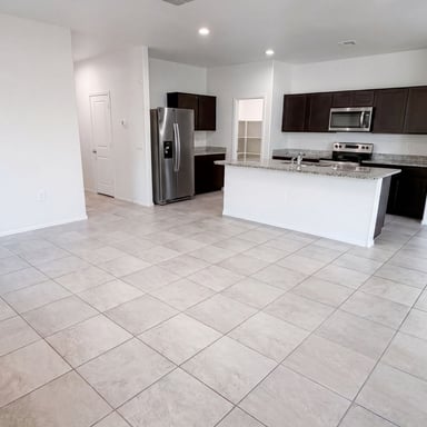 Property photo 3 of 18616 W Desert Hollow Dr